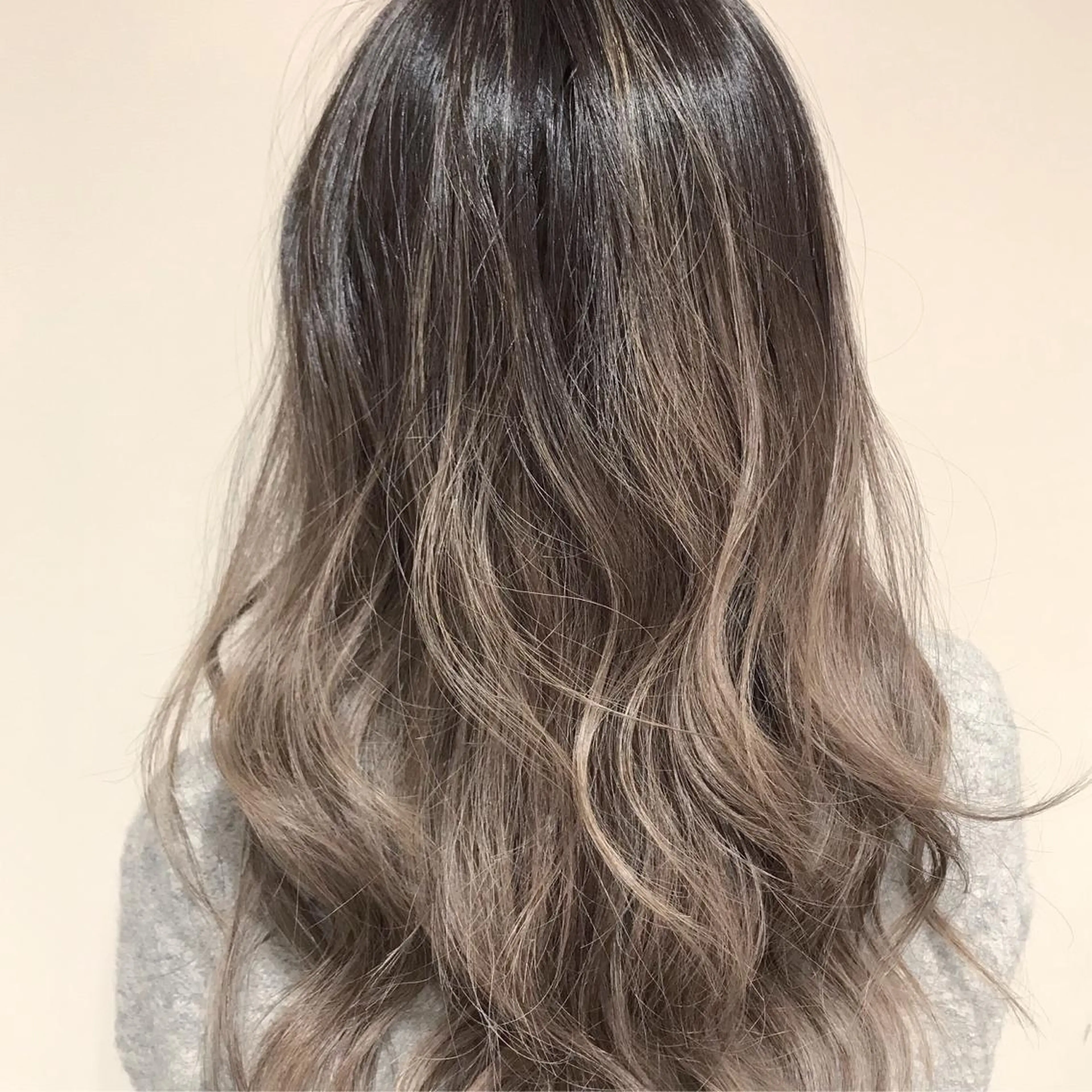 ミディアム カラー アッシュ アッシュグレー アッシュグレージュ バレイヤージュ ブリーチ AMI Hair  supply所属・髪質改善カラー 韓国風レイヤーのヘアスタイル