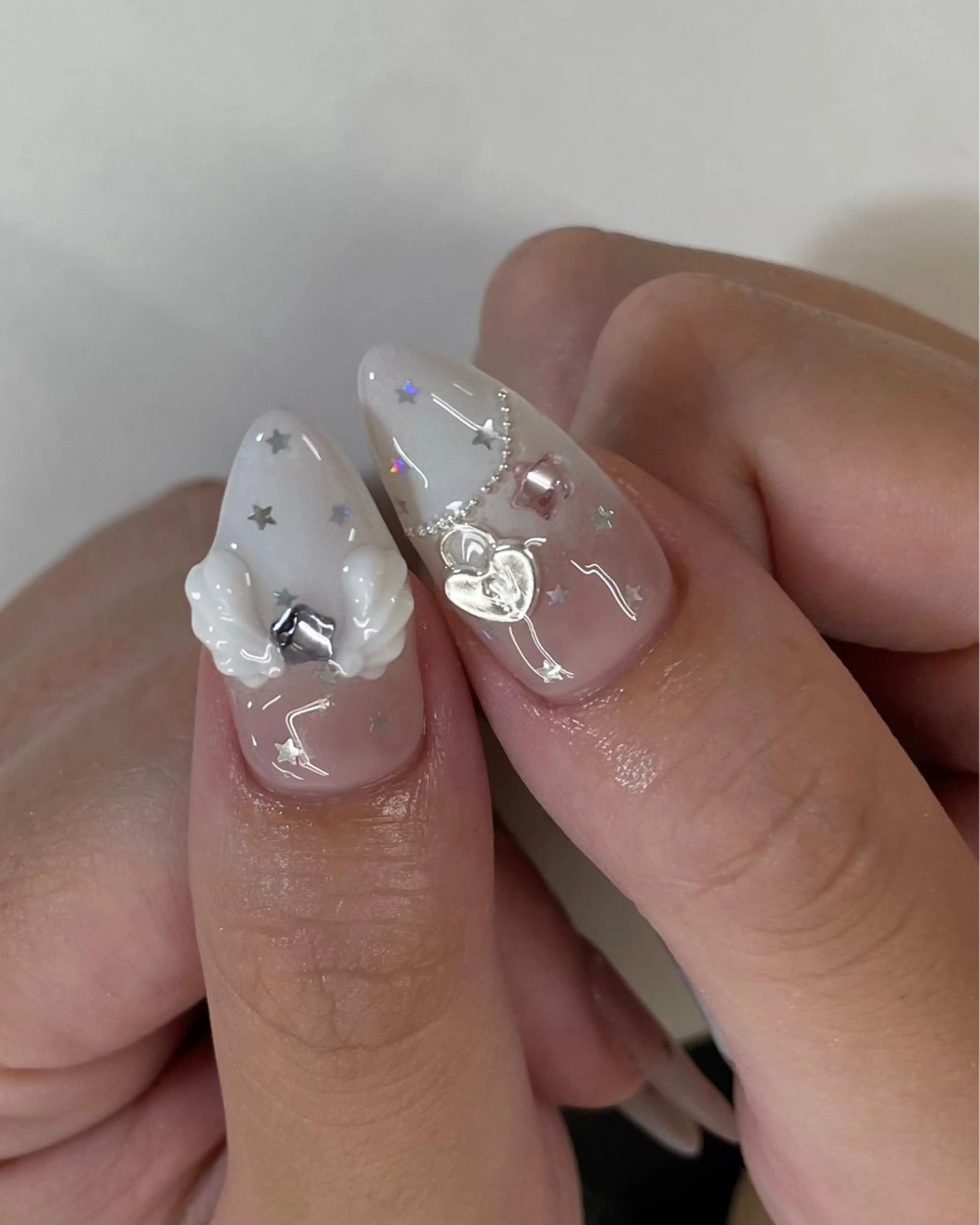 ネイル ドット ガーリー ホログラムネイル ハンドネイル MINAMI໒꒱ Y2K、韓国ガーリーのネイルデザイン