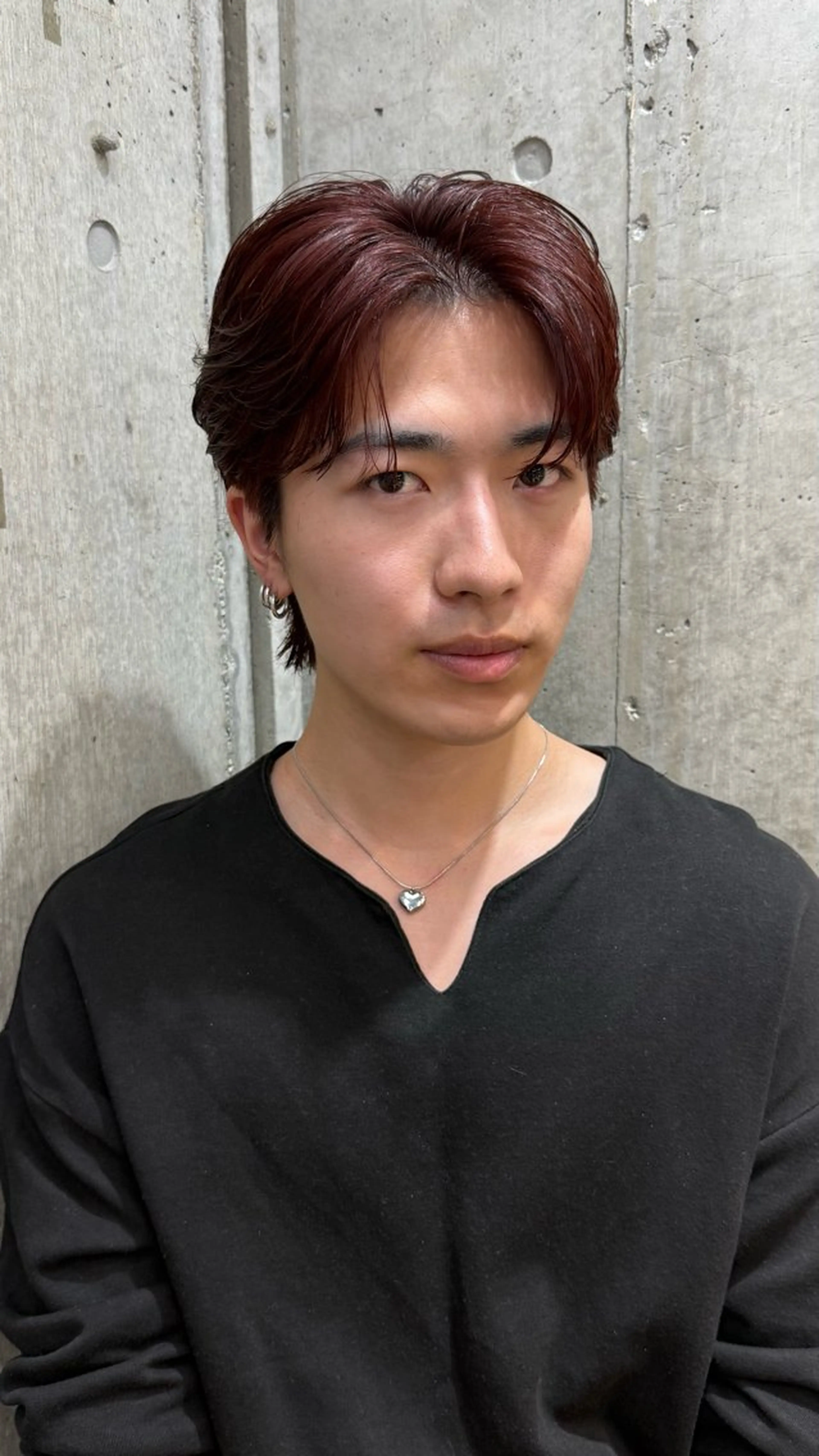 ショート カラー メンズ センターパート メンズウルフカット レッドカラー ウルフカット ヘアカラー フェザーショート/ メンズカラー/龍稀のヘアスタイル