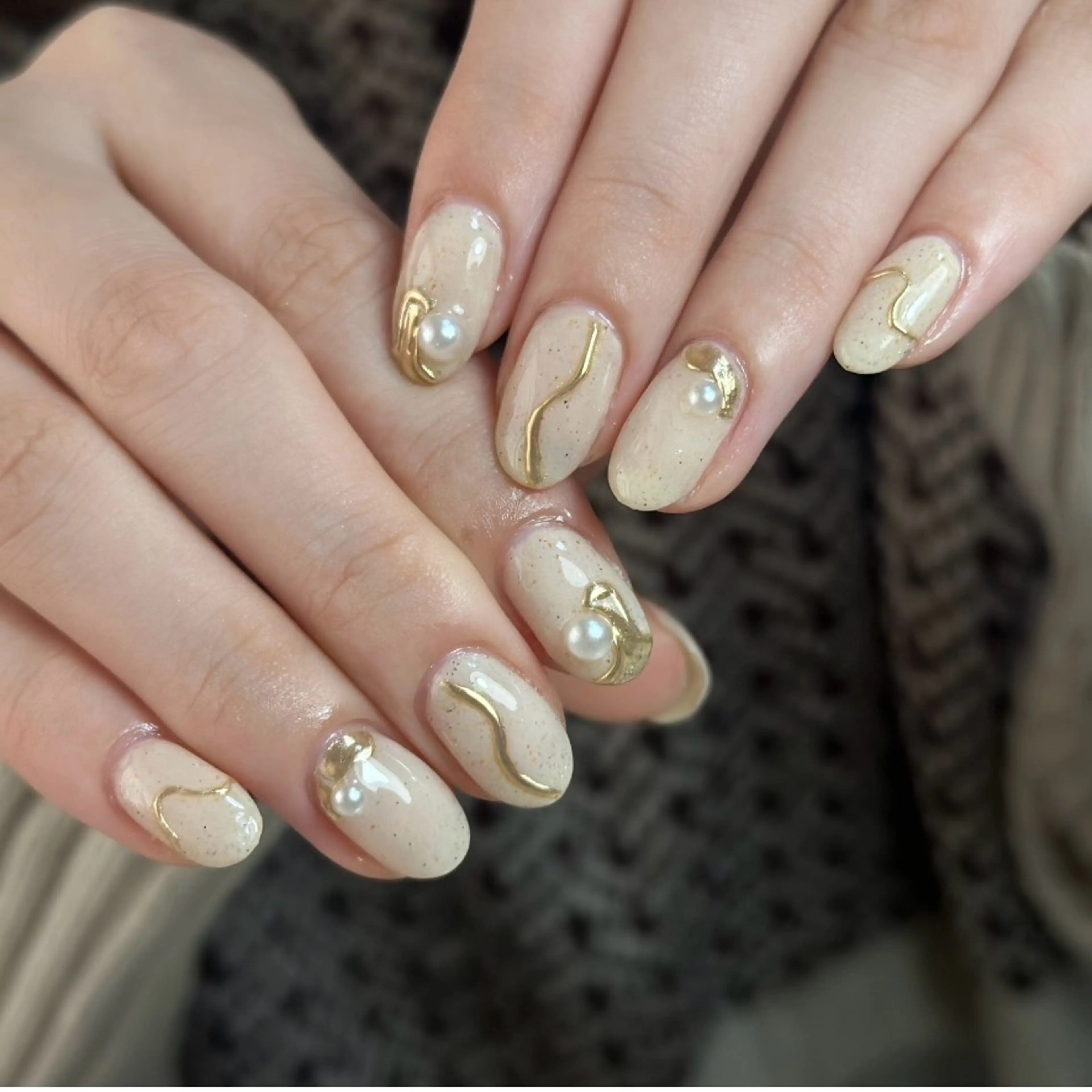 ネイル ジェルネイル ゴールド ニュアンスネイル オフィスネイル シンプルネイル solanail所属・sola nailのネイルデザイン