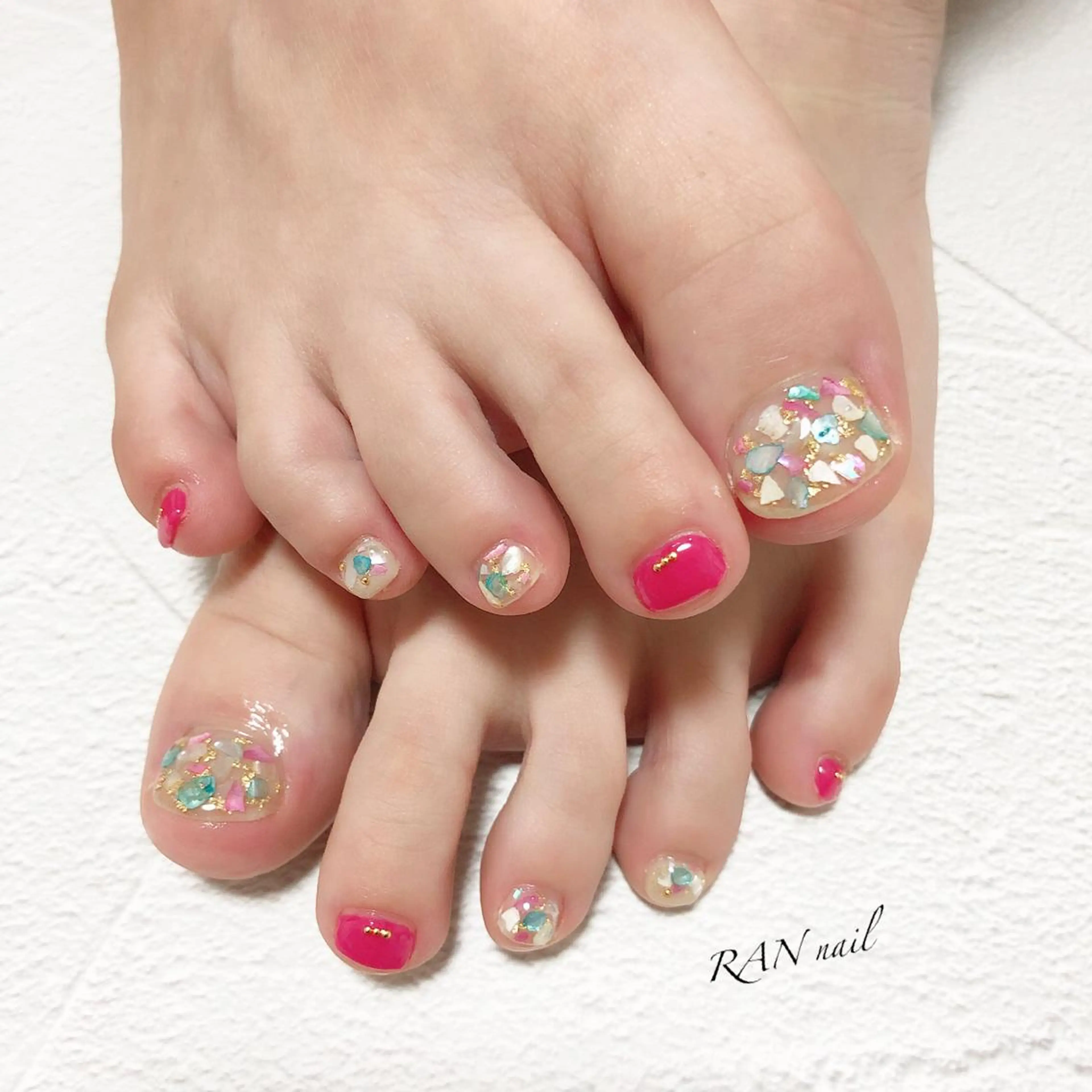 ネイル フットネイル キラキラネイル オフィスネイル ピンク 春ネイル ハンドネイル フットネイル RAN nail 〜ランネイル〜所属・RAN nailのネイルデザイン