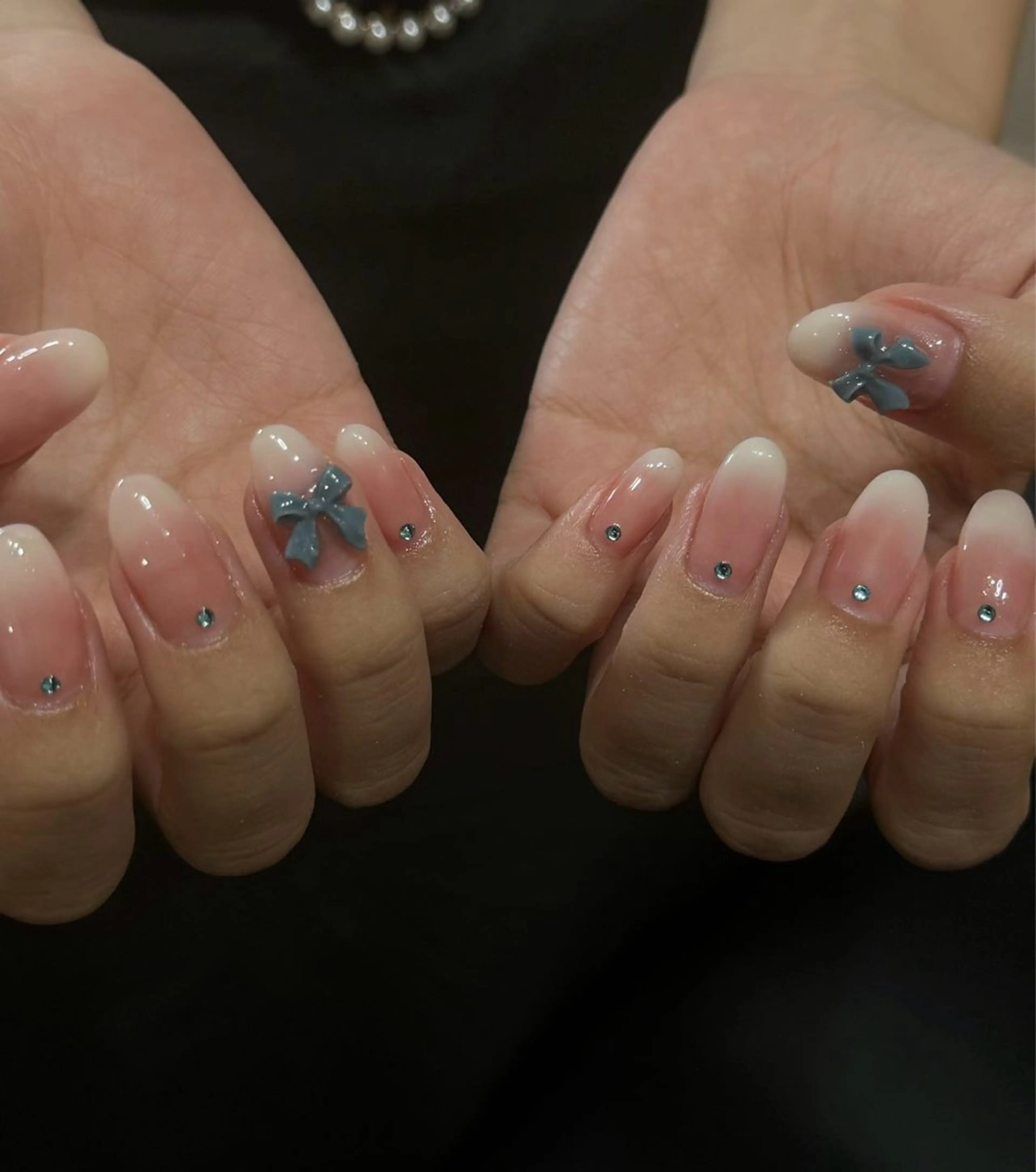 ネイル グラデーション 水色 リボン ストーンネイル ハンドネイル ハンドケア 🎀NAIL🎀 AI🪄︎︎◝✩のネイルデザイン