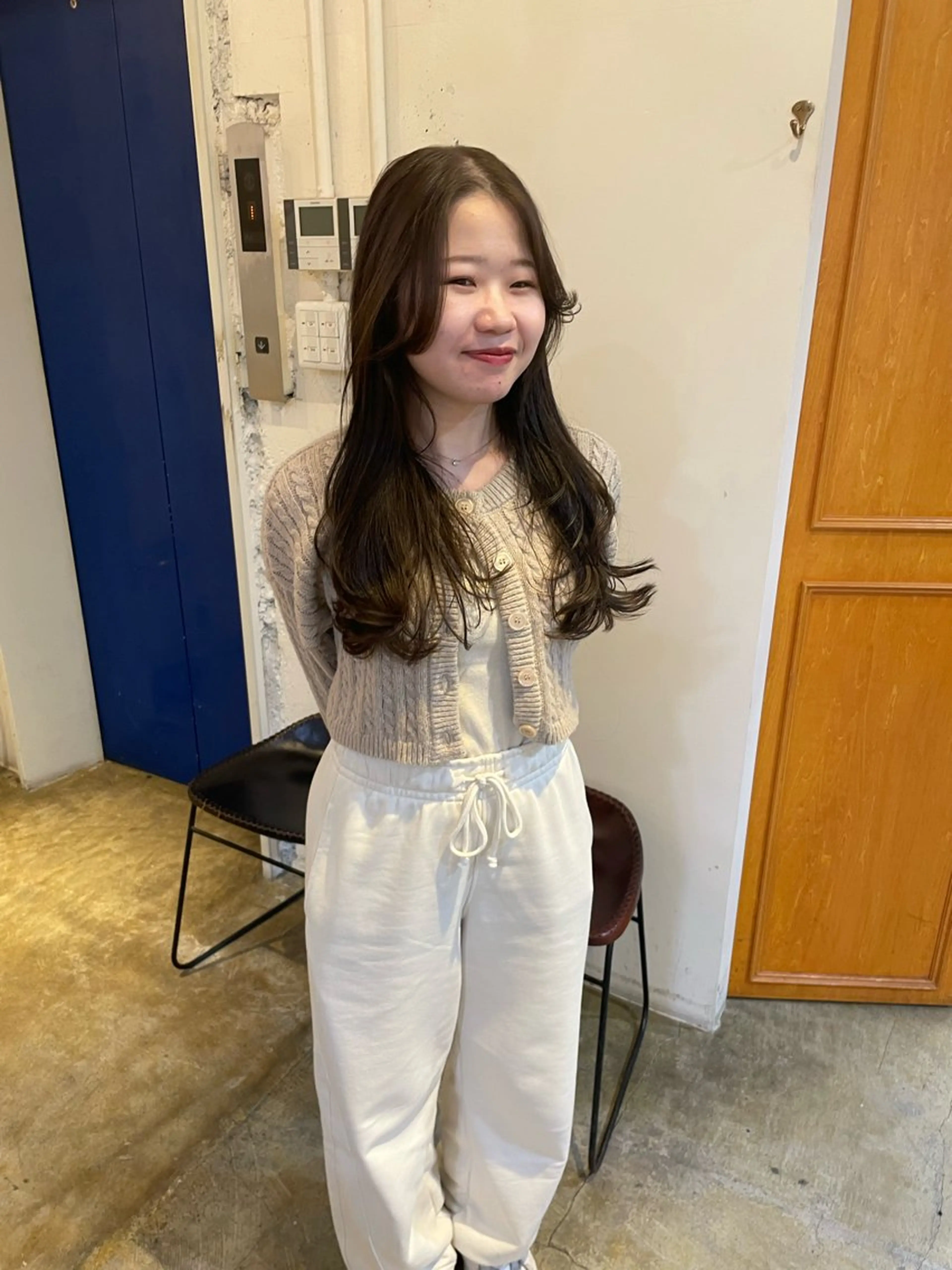 ロング カラー 透明感カラー レイヤーカット MIOベージュカラー 柔らかいカラーのヘアスタイル