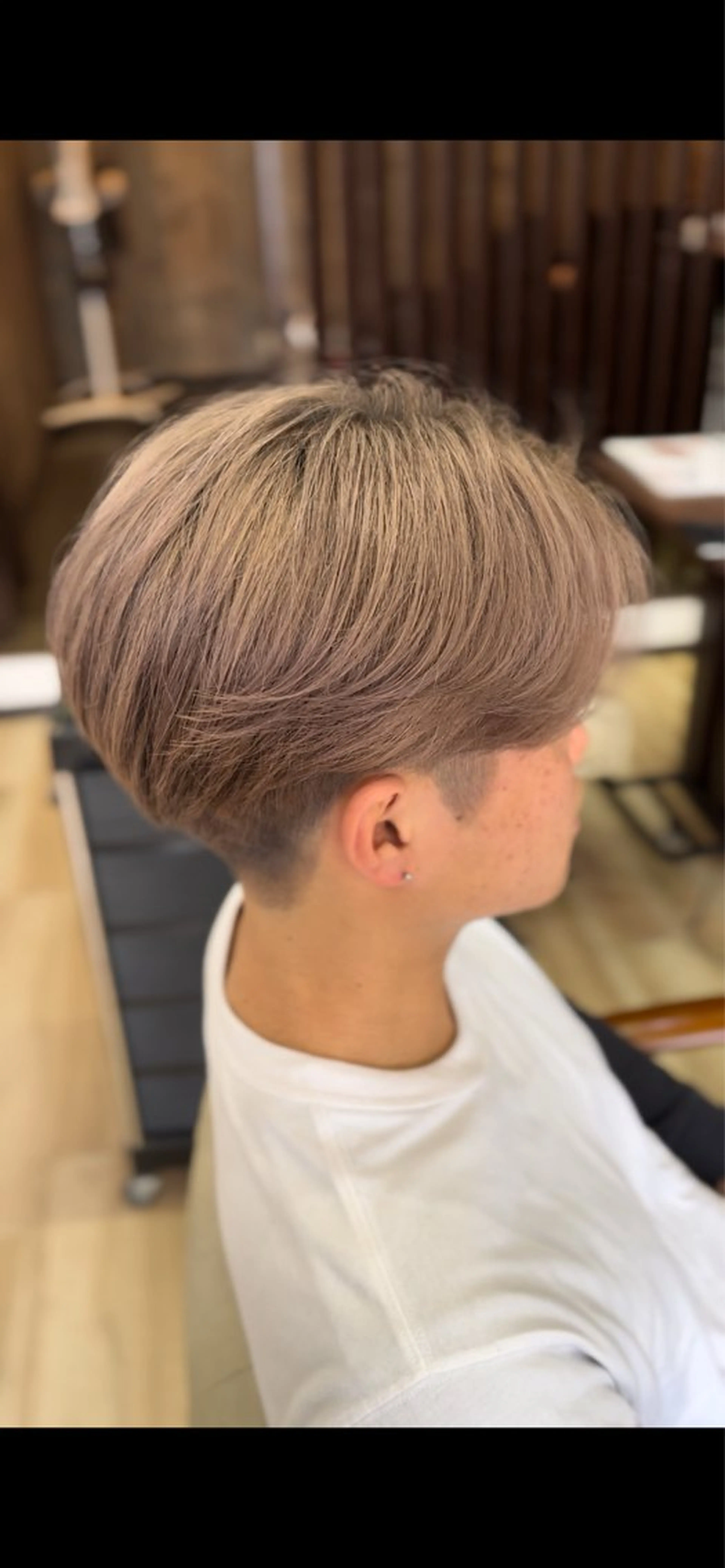 カラー メンズ メンズブリーチ センターパート ベージュカラー ブリーチ ミルクティーベージュ カット ヘアカラー 亀井 慎太郎のヘアスタイル