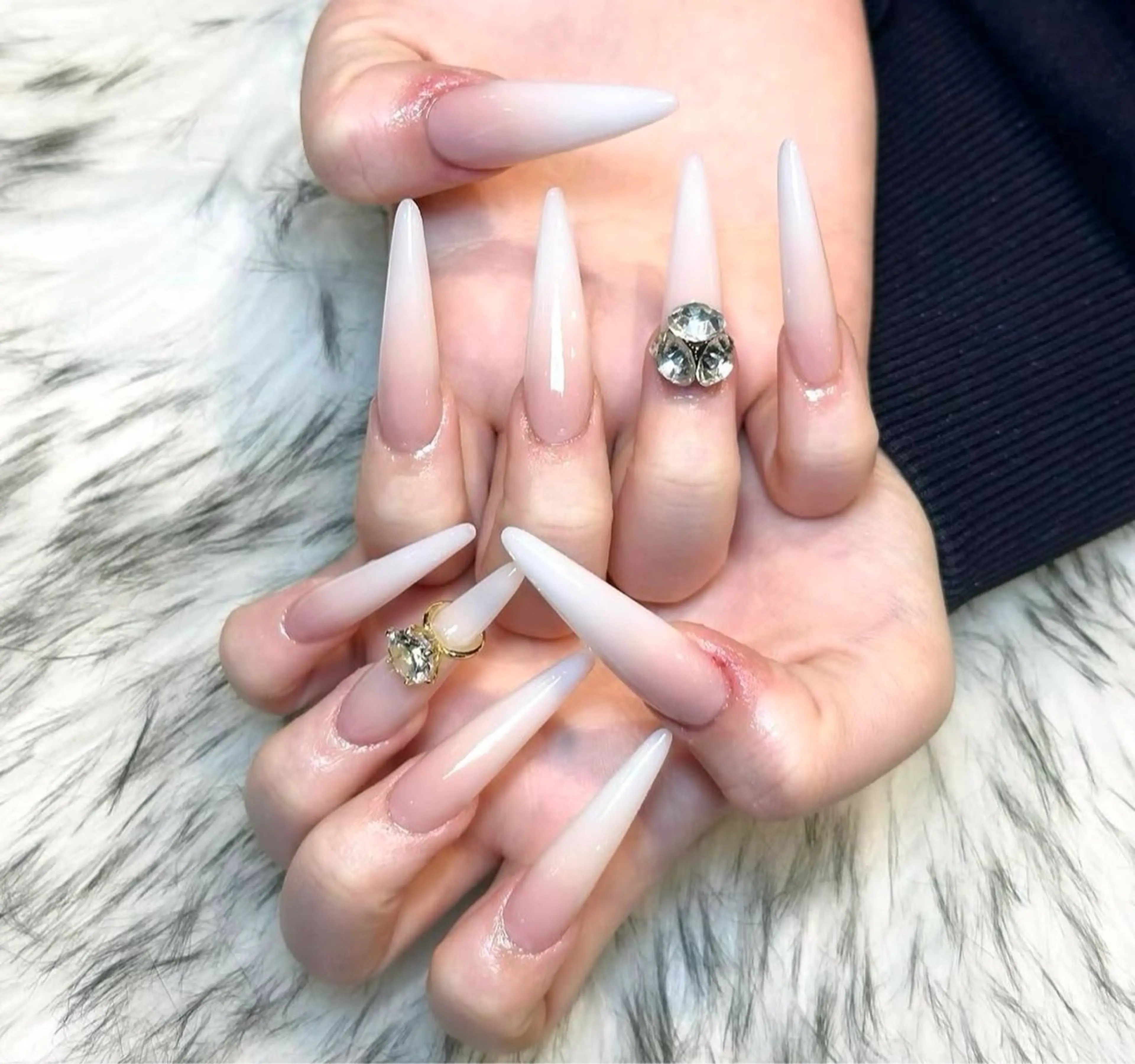 ネイル グラデーション キラキラネイル ワンカラーネイル 冬ネイル Jenn Nail Salonのネイルデザイン