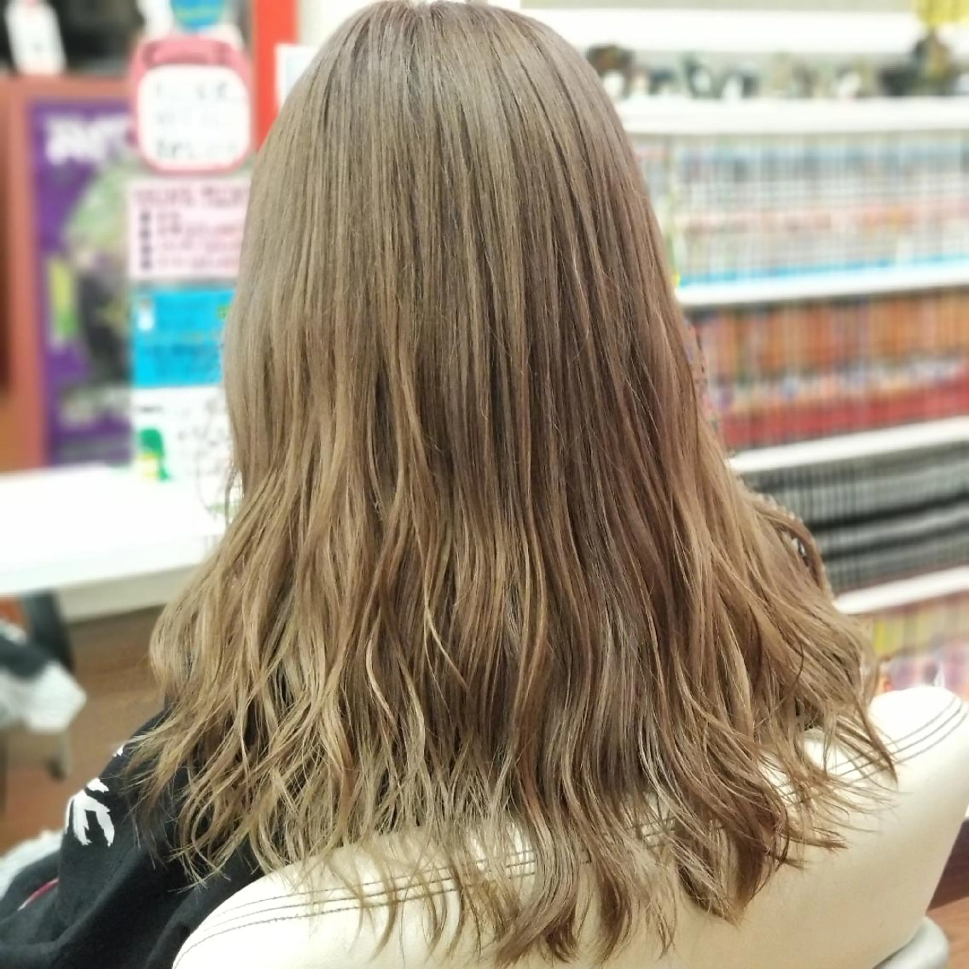 セミロング カラー ベージュカラー ブリーチ 植田 /エクステ /ブリーチ/髪質改善のヘアスタイル