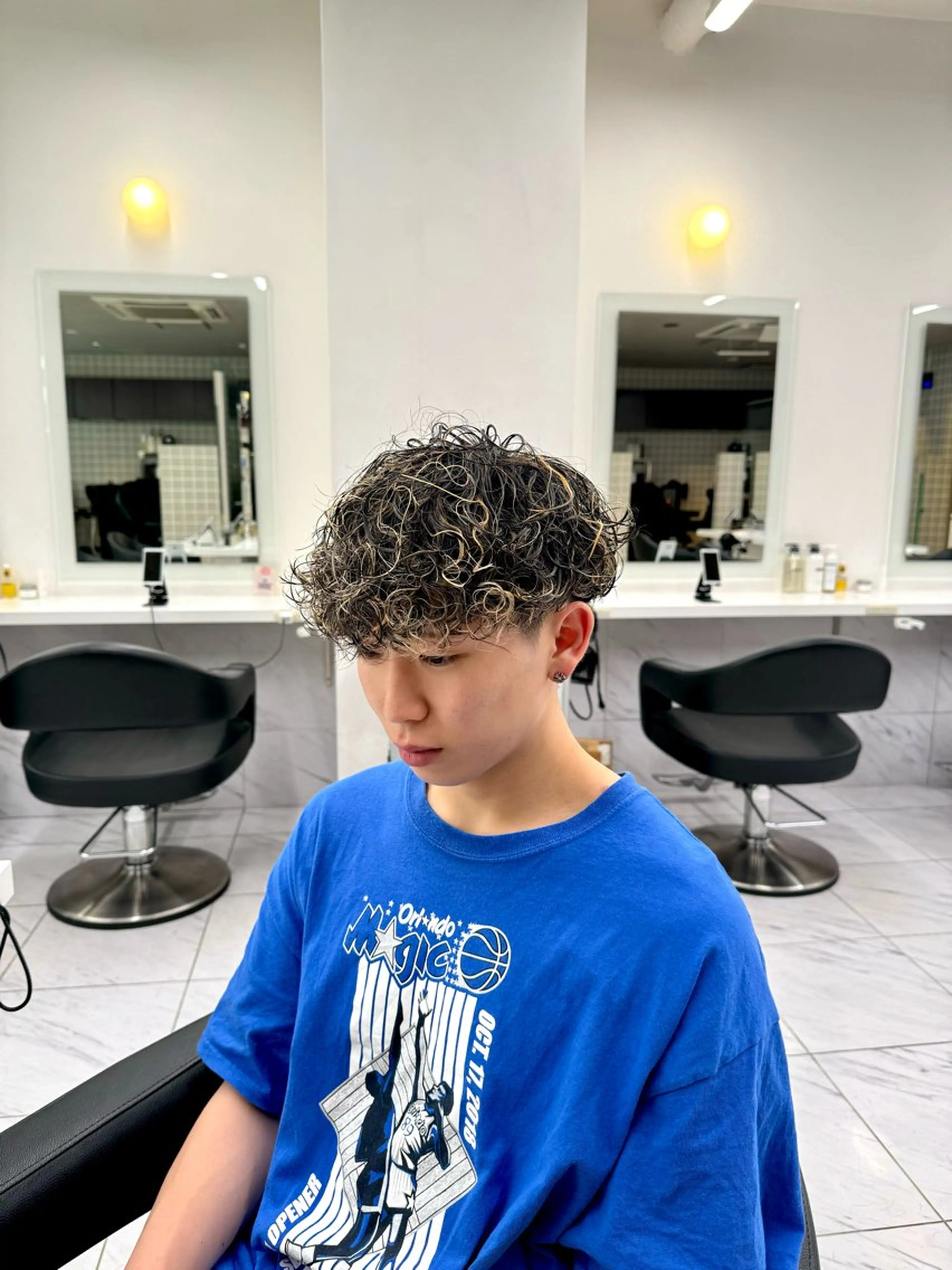 ミディアム カラー パーマ ヘアアレンジ メンズ ミディアムパーマ メンズメッシュ メンズパーマ プードルパーマ メッシュ カット ヘアカラー パーマ ヘッドスパ ヘアセット 顔まわりカット の達人のヘアスタイル