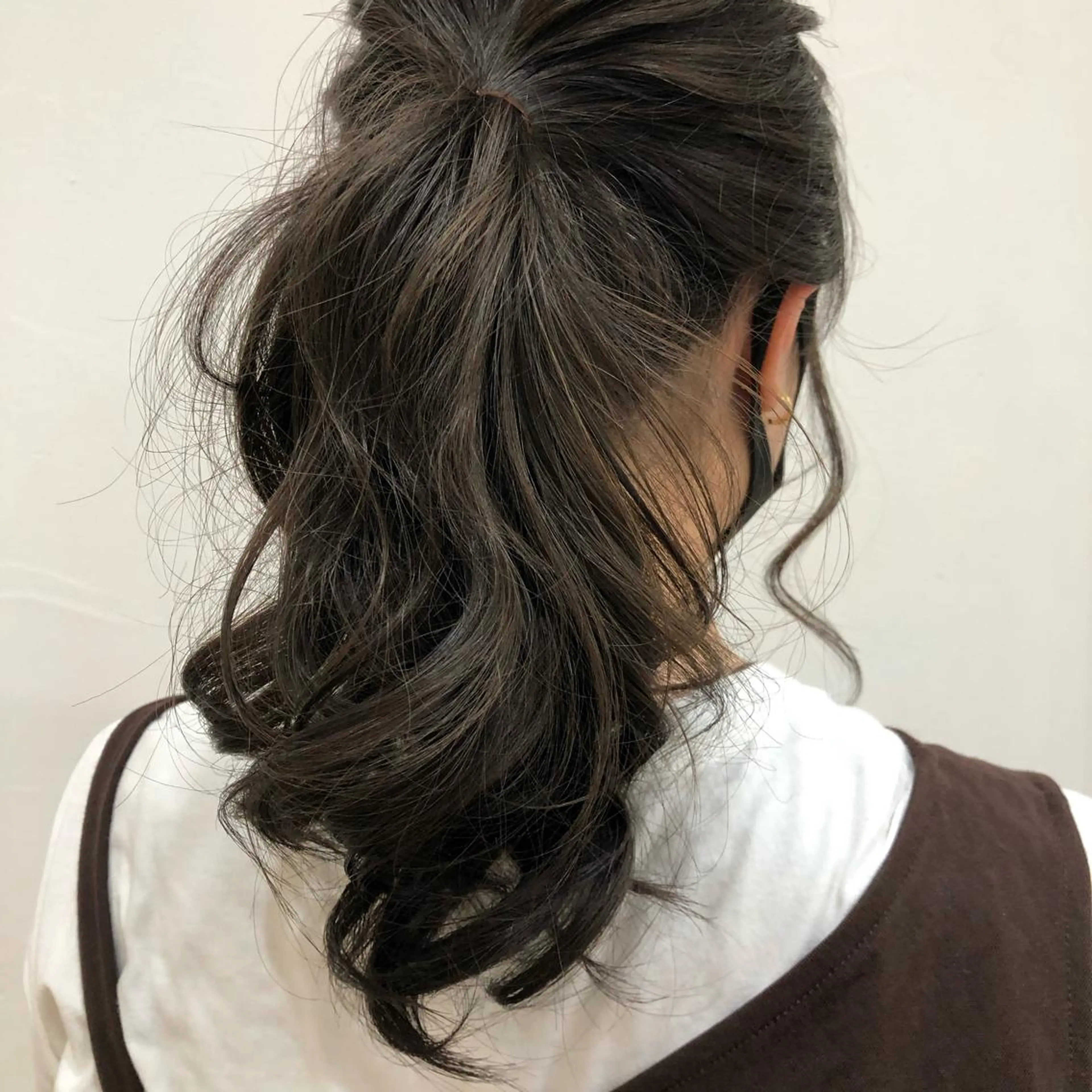 ロング カラー ヘアアレンジ ポニーテール ブルーカラー ブルージュ トルクアータ伏見 MIKUのヘアスタイル