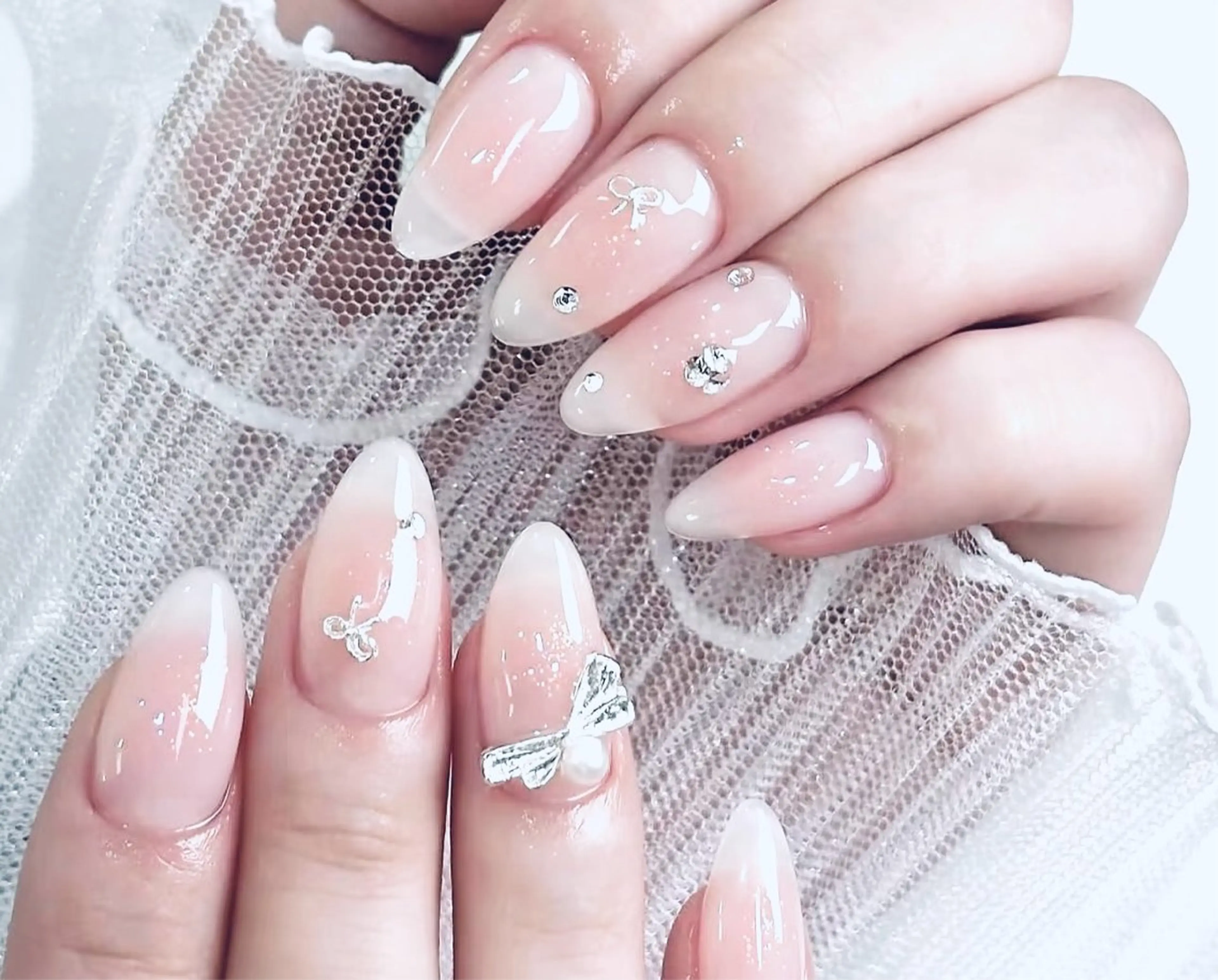 ネイル グラデーション リボン ストーンネイル ブライダルネイル ハンドネイル ハンドケア DarkHoney 池袋店のネイルデザイン