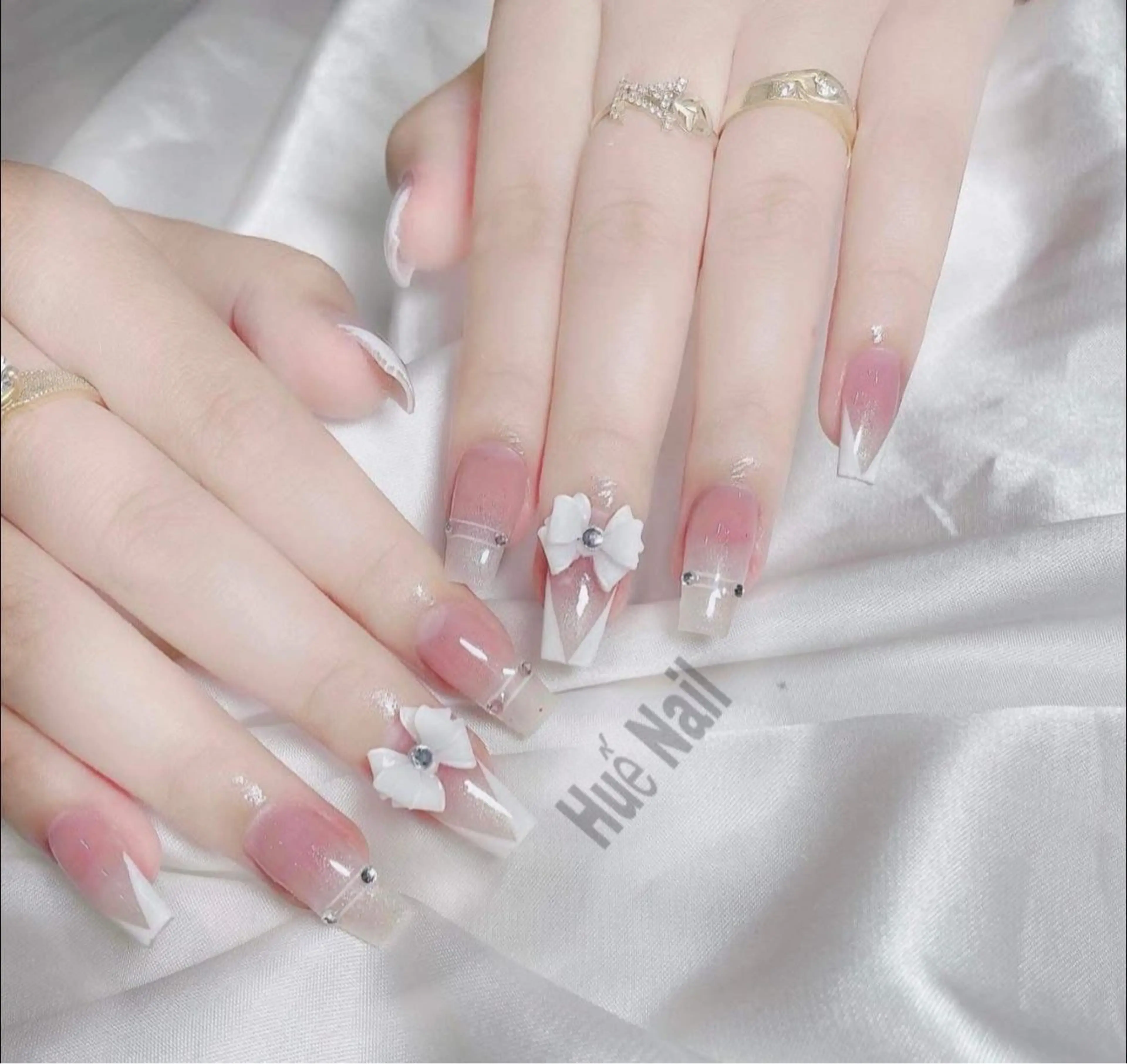 ミディアム ハンドネイル HOANG NAILのネイルデザイン