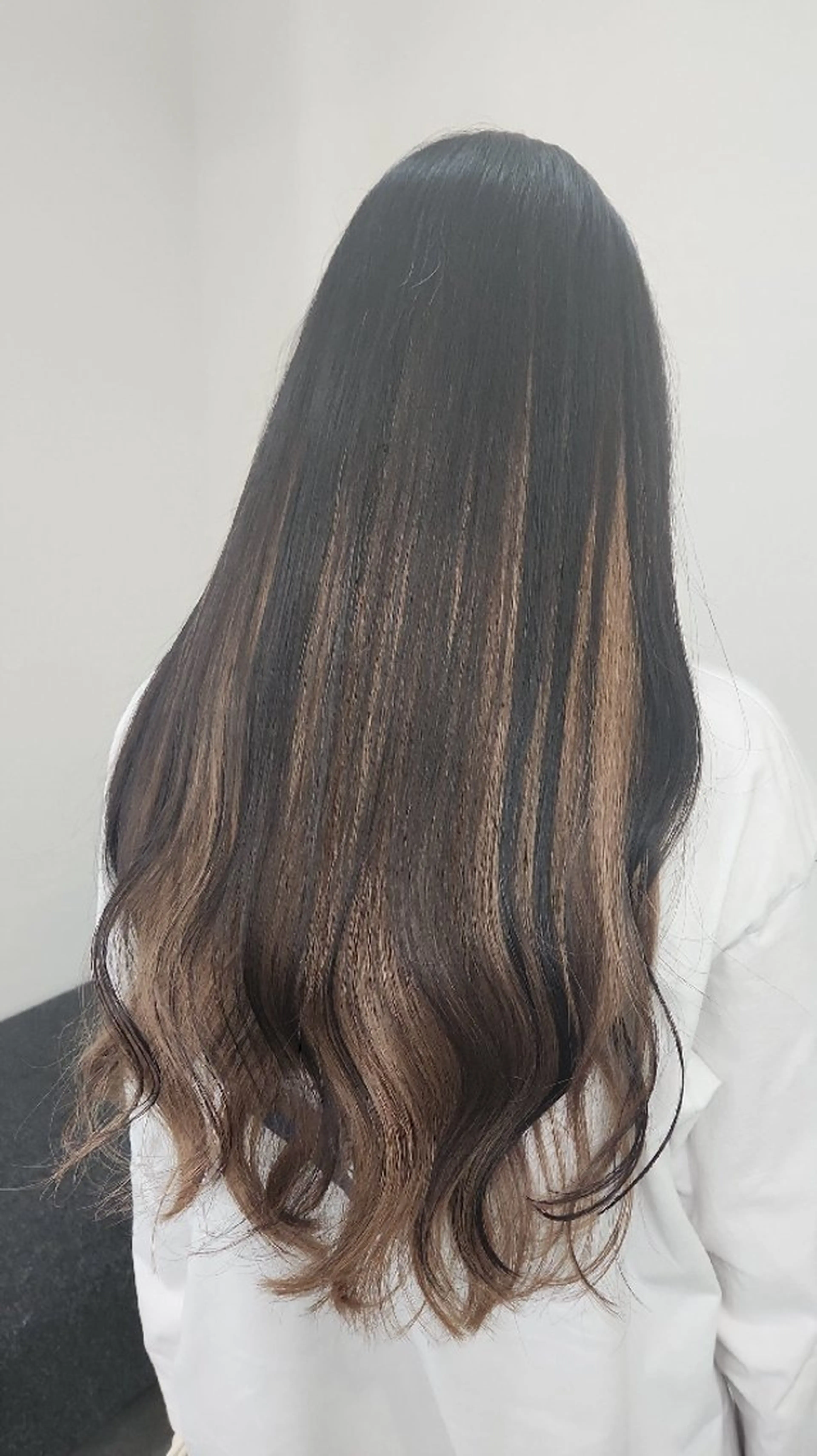 ロング カラー ベージュカラー ブリーチ ミルクティーベージュ 安達まい/ インナーカラー◎のヘアスタイル