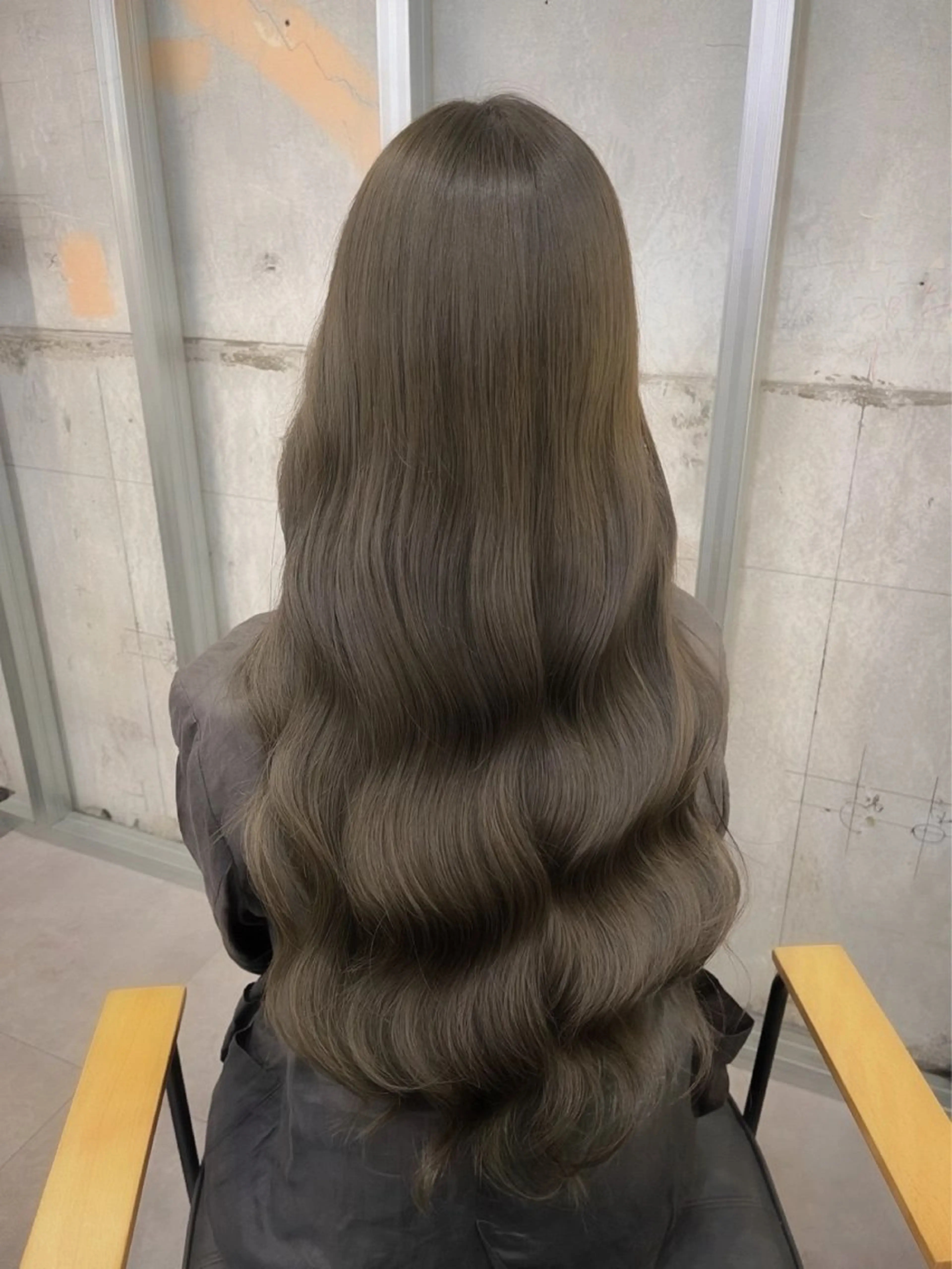 ロング ブリーチなしカラー /ベージュカラーのヘアスタイル