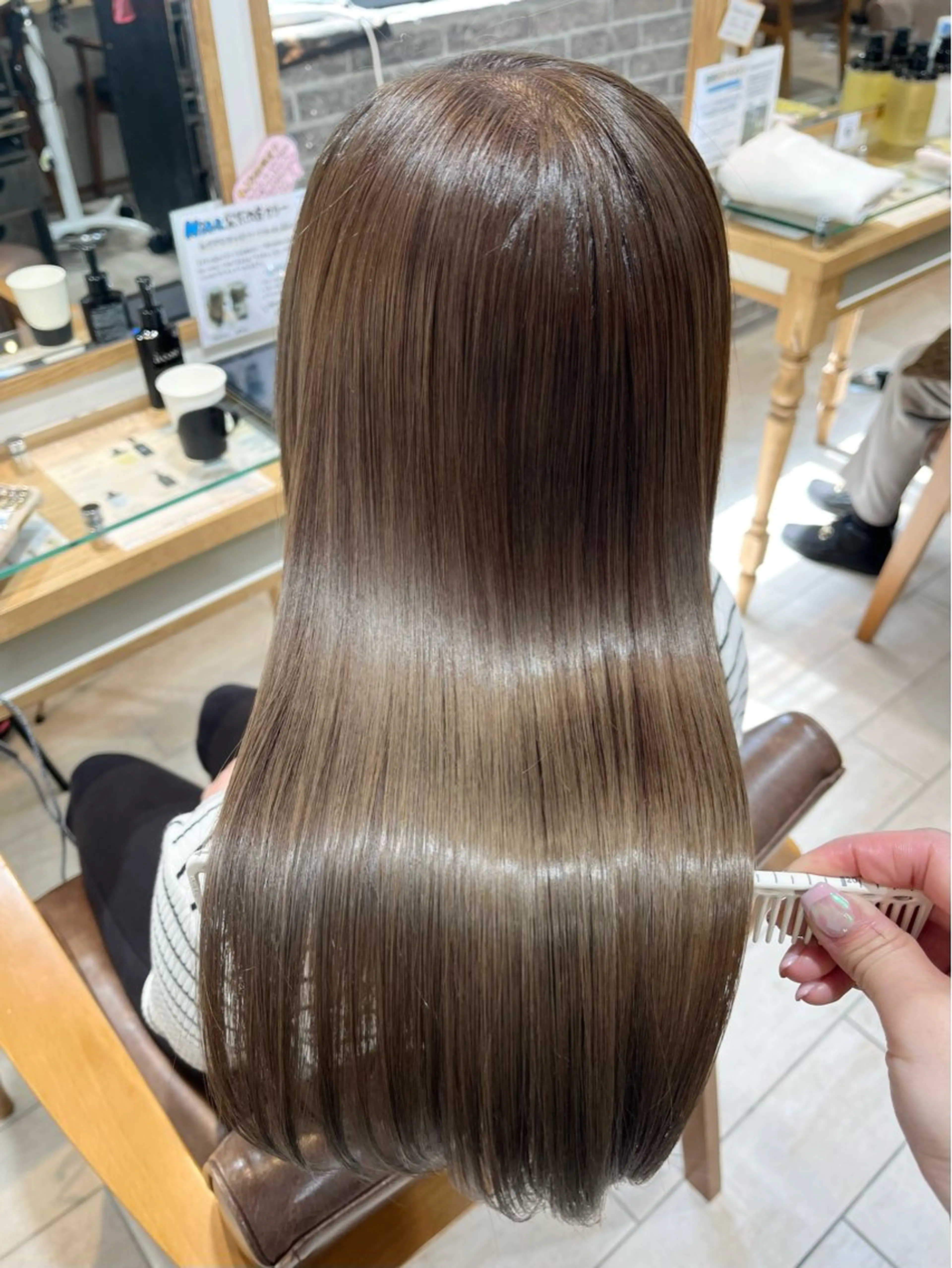 セミロング カラー ベージュカラー ブリーチ ミルクティーベージュ まろやかベージュ/ 大上なおみのヘアスタイル