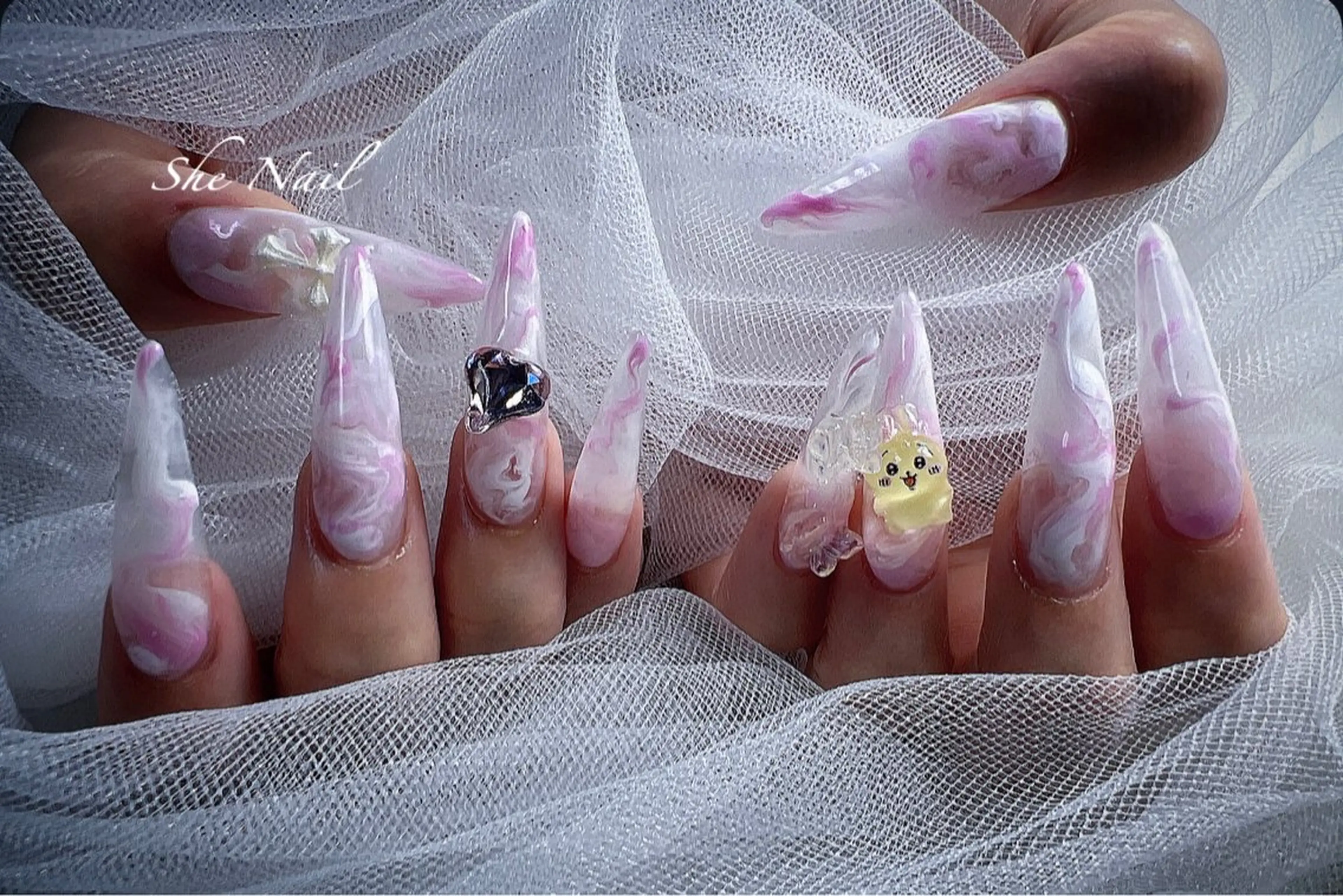 ネイル チークネイル ドット 長さ出し マグネットネイル 持ち込み ハンドネイル She   Nail所属・ISA_ BELLAのネイルデザイン