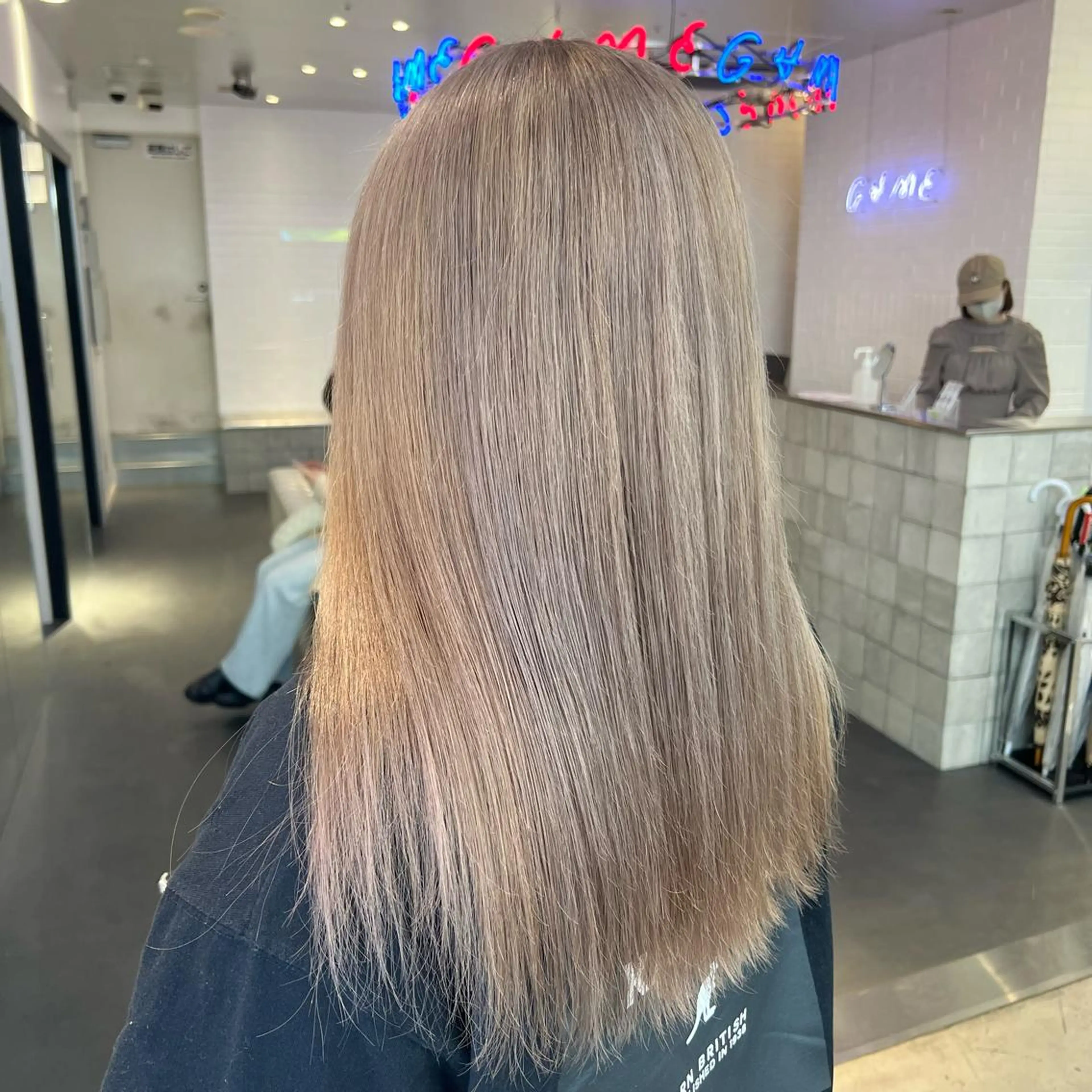 セミロング カラー ヘアカラー トリートメント 🌼動き×透明感🩵 ハイトーン/ナナのヘアスタイル