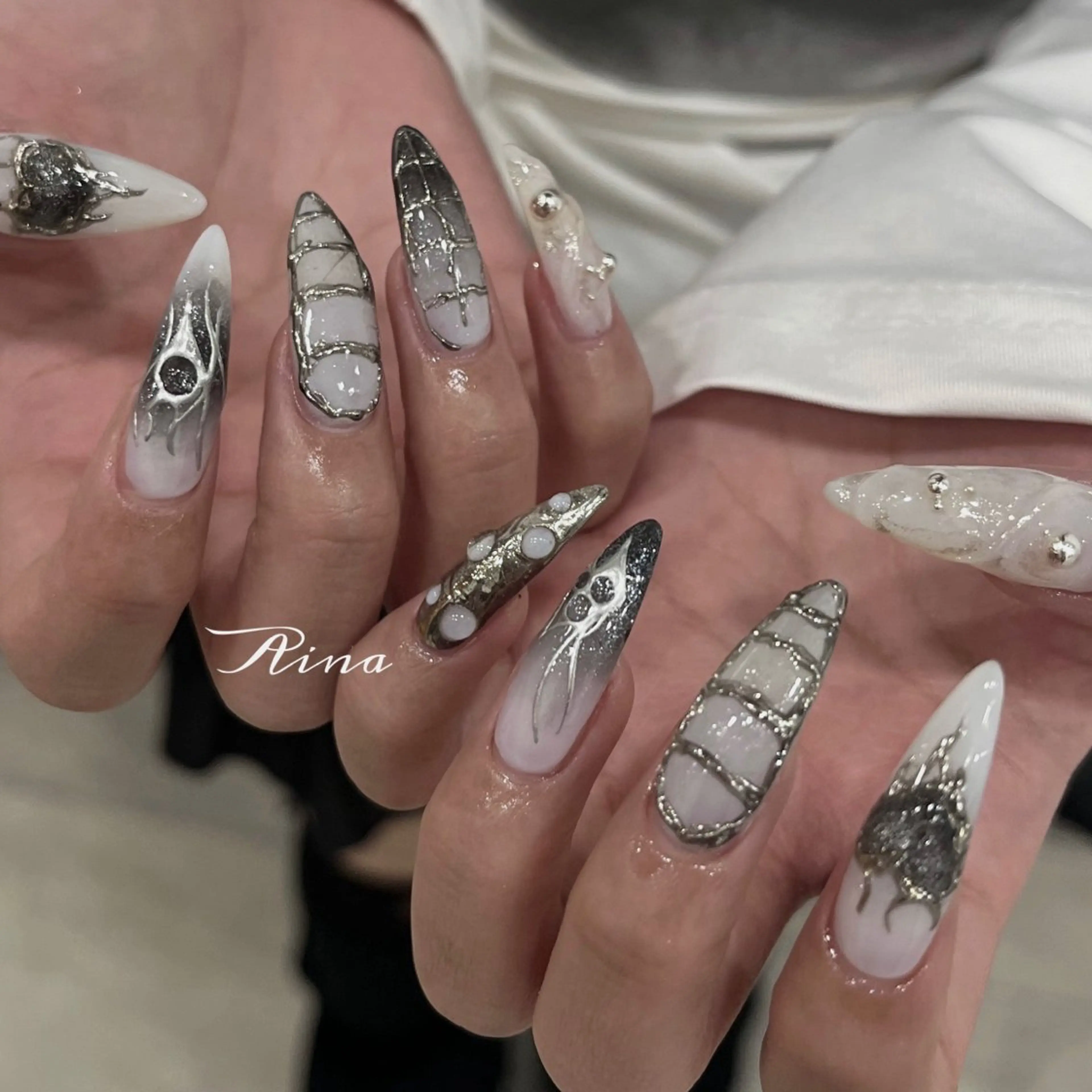 ネイル アートネイル シルバー ホワイト ハンドネイル moca 心斎橋店所属・moca心斎橋店 Aina🐈⬛🤍のネイルデザイン