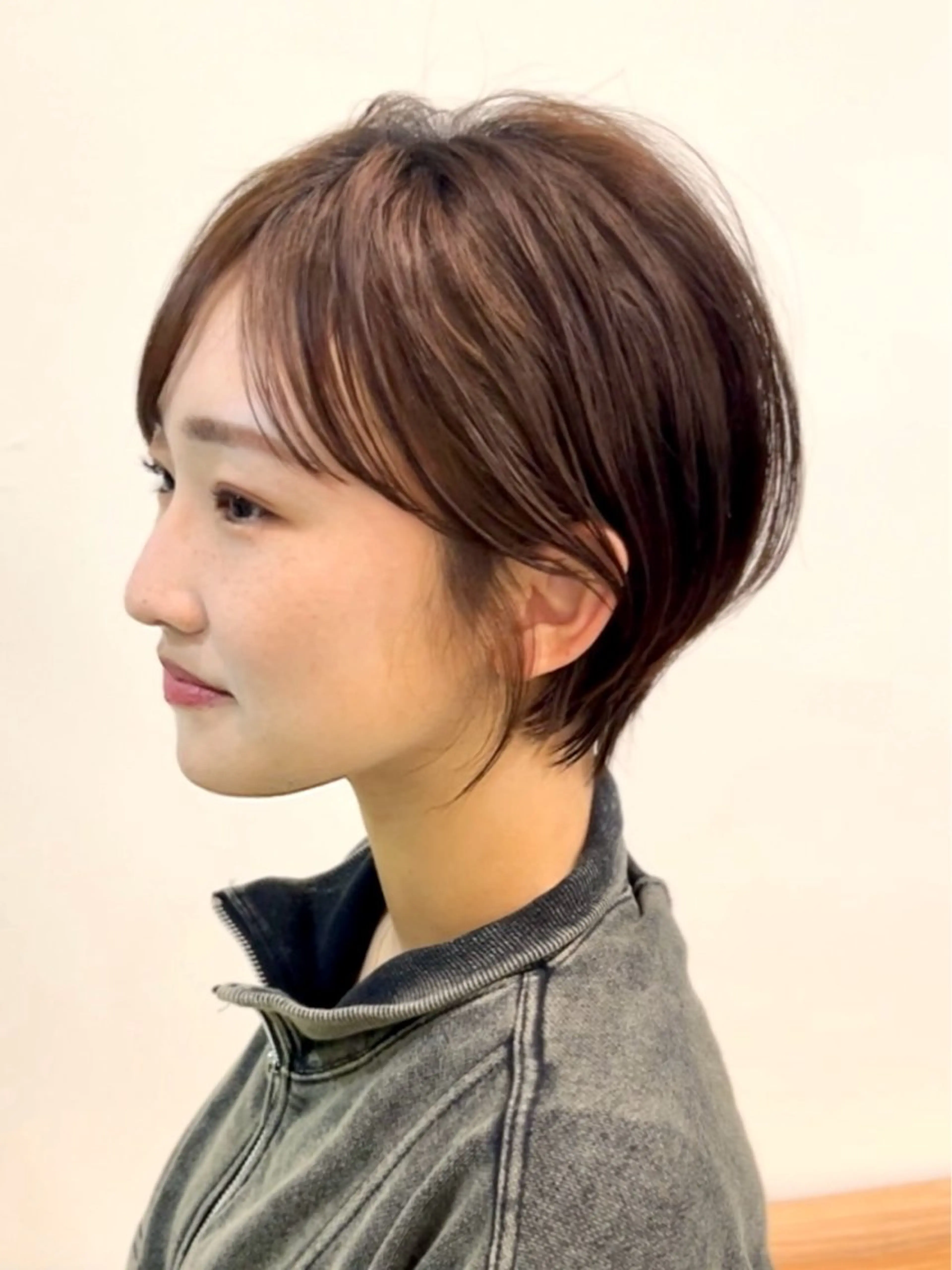 ショート カラー グレージュ くびれヘア 顔まわりレイヤー 韓国風ヘア レイヤーカット カット ヘアカラー i.Ehime所属・VIEW EHIME 齋藤  あつきのヘアスタイル
