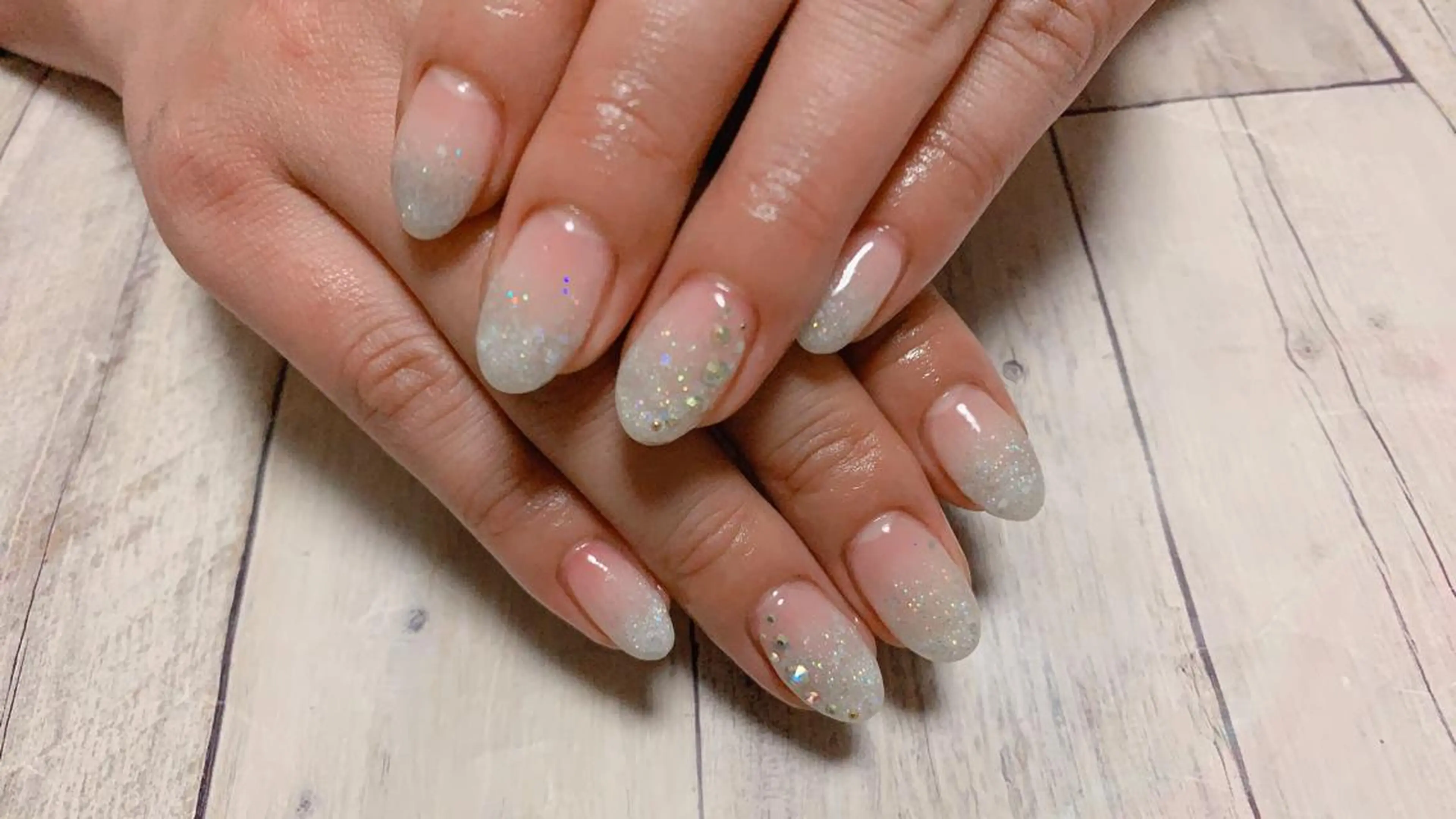 ネイル グラデーション ラメ(グリッター) ラメグラデーション スカルプネイル ストーンネイル nico.nico.mark NAIL所属・小林 梓のエステ・リラクイメージ