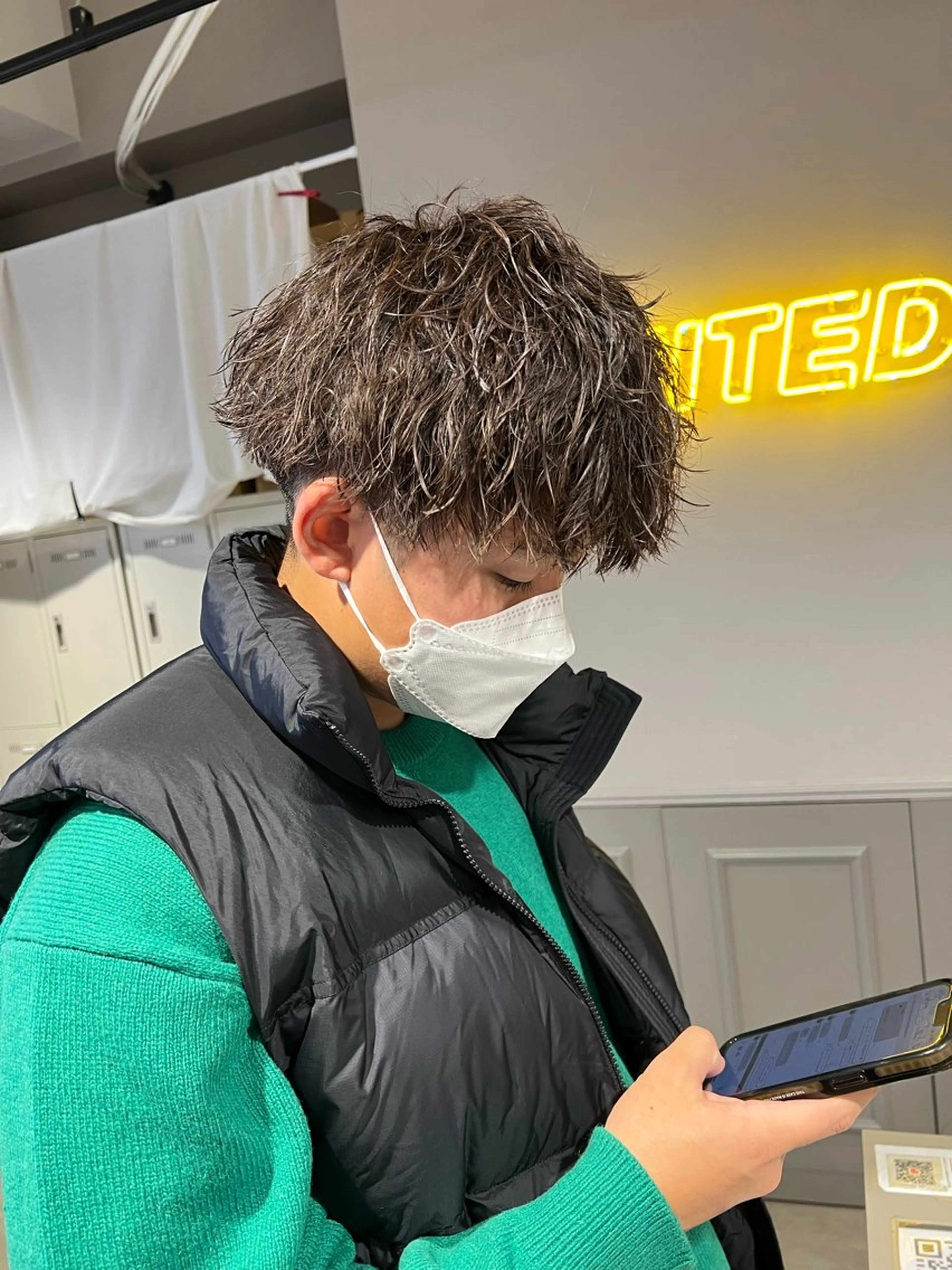 ミディアム パーマ メンズ ミディアムパーマ センターパート メンズ韓国風 韓国マッシュ マッシュウルフ カット ヘアカラー トリートメント ヘッドスパ ヘアセット トレンド/レイヤー うる艶🪞CANDYのヘアスタイル