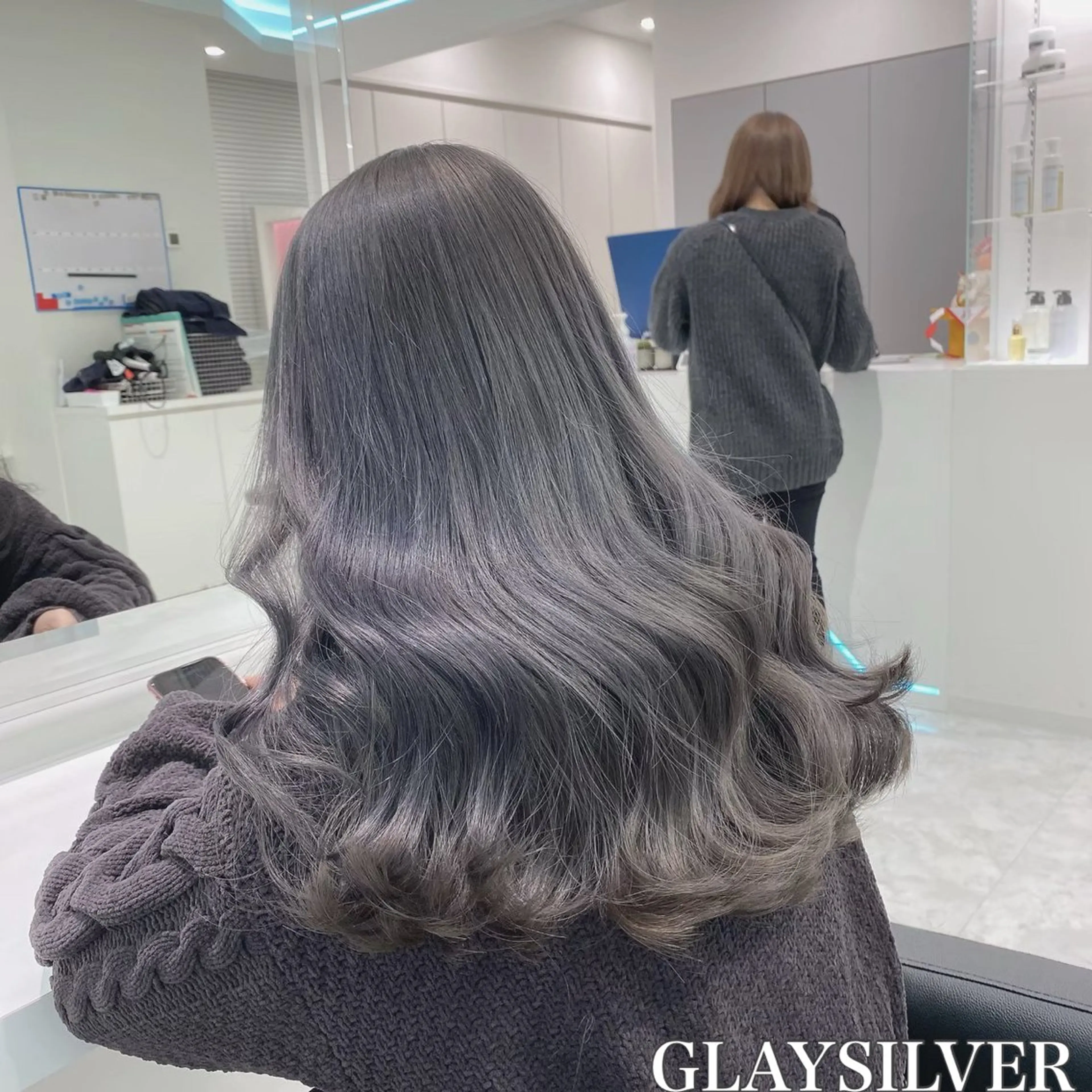 セミロング カラー 🩵ダメージレス艶感 ハイトーン🩷のヘアスタイル