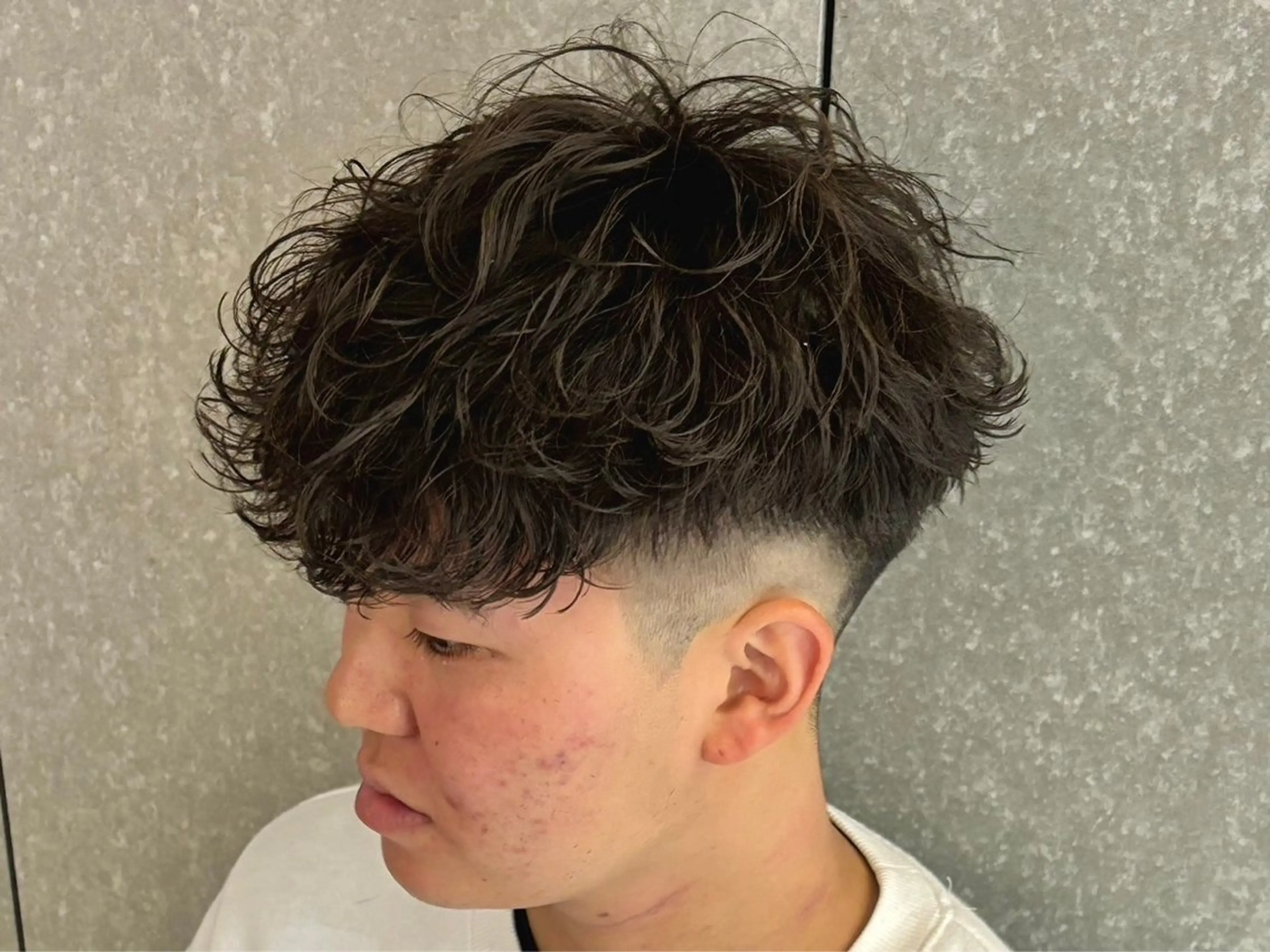 ショート パーマ メンズ フェードカット マッシュ スペインカール ショートヘア Hwyl by Niau MEN'S HAIR所属・原口 颯太のヘアスタイル