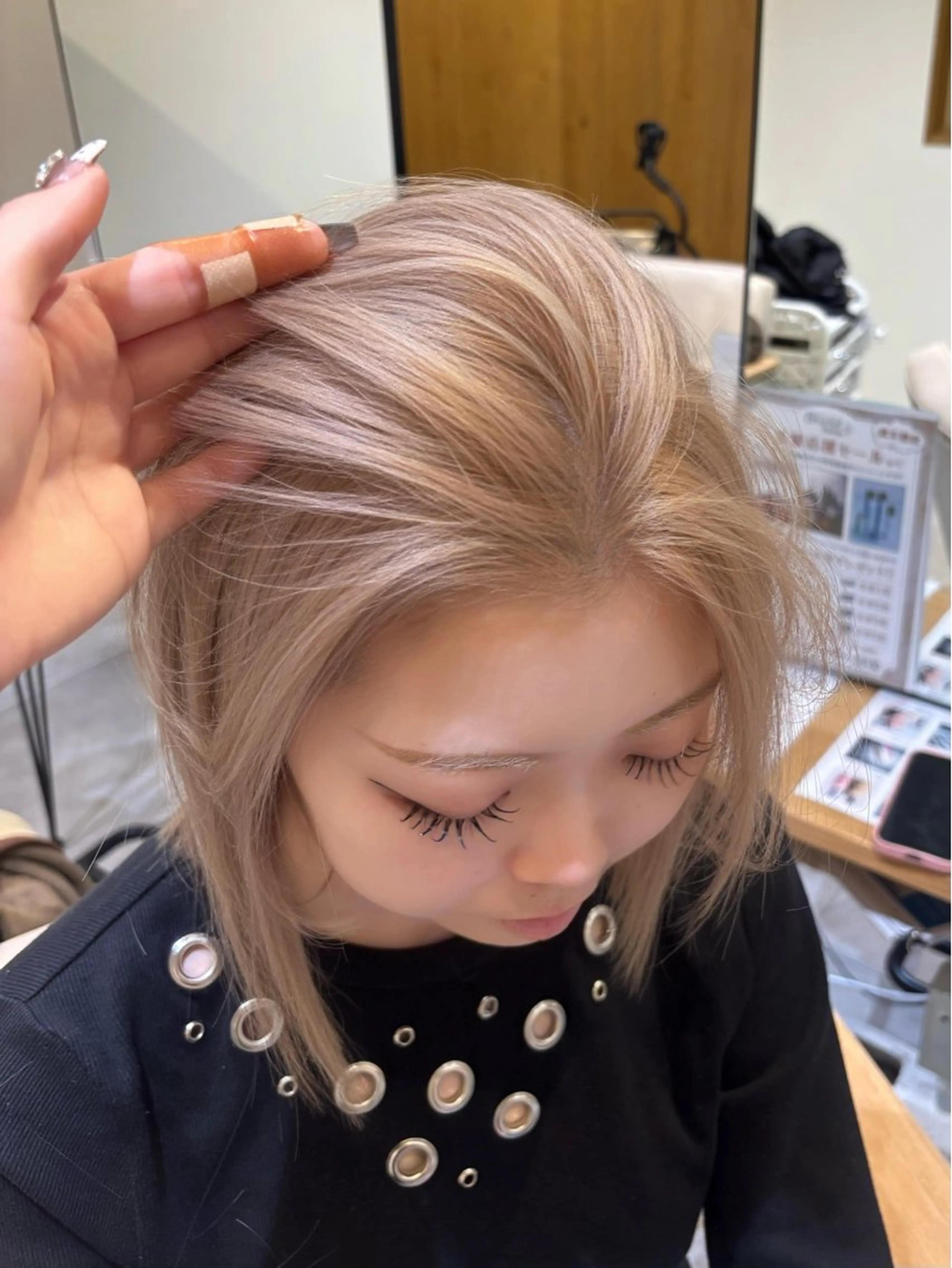 ミディアム カラー ベージュカラー ブリーチ ケアブリーチ デザインカラー ダブルカラー ヘアカラー 肌に馴染むハイトーン /ミルクティーカラーのヘアスタイル