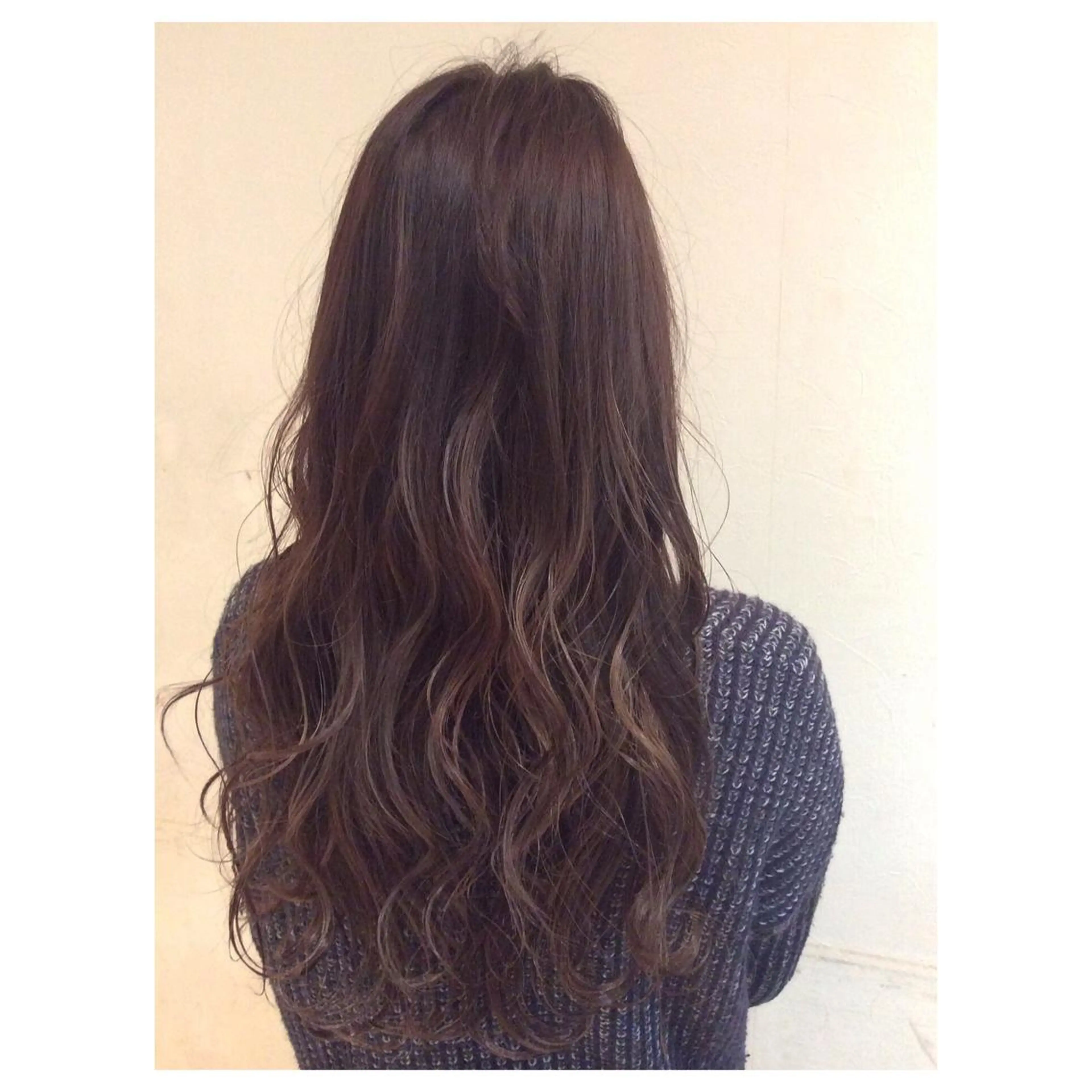 ミディアム セミロング ロング アッシュ TOMOYAレイヤー ブリーチ縮毛矯正のヘアスタイル