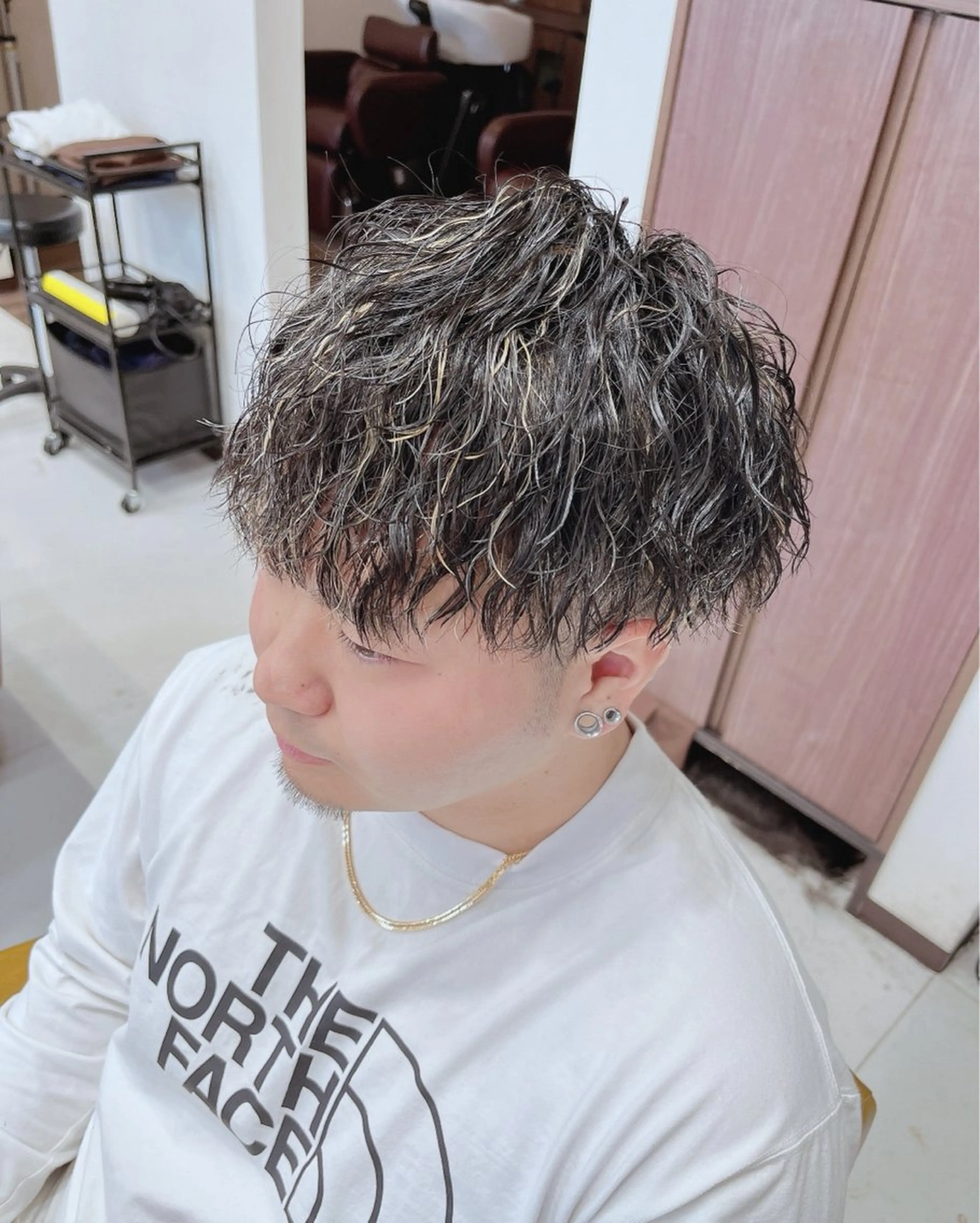 ショート メンズ メンズハイライト ハイライト 峯 渉人のヘアスタイル