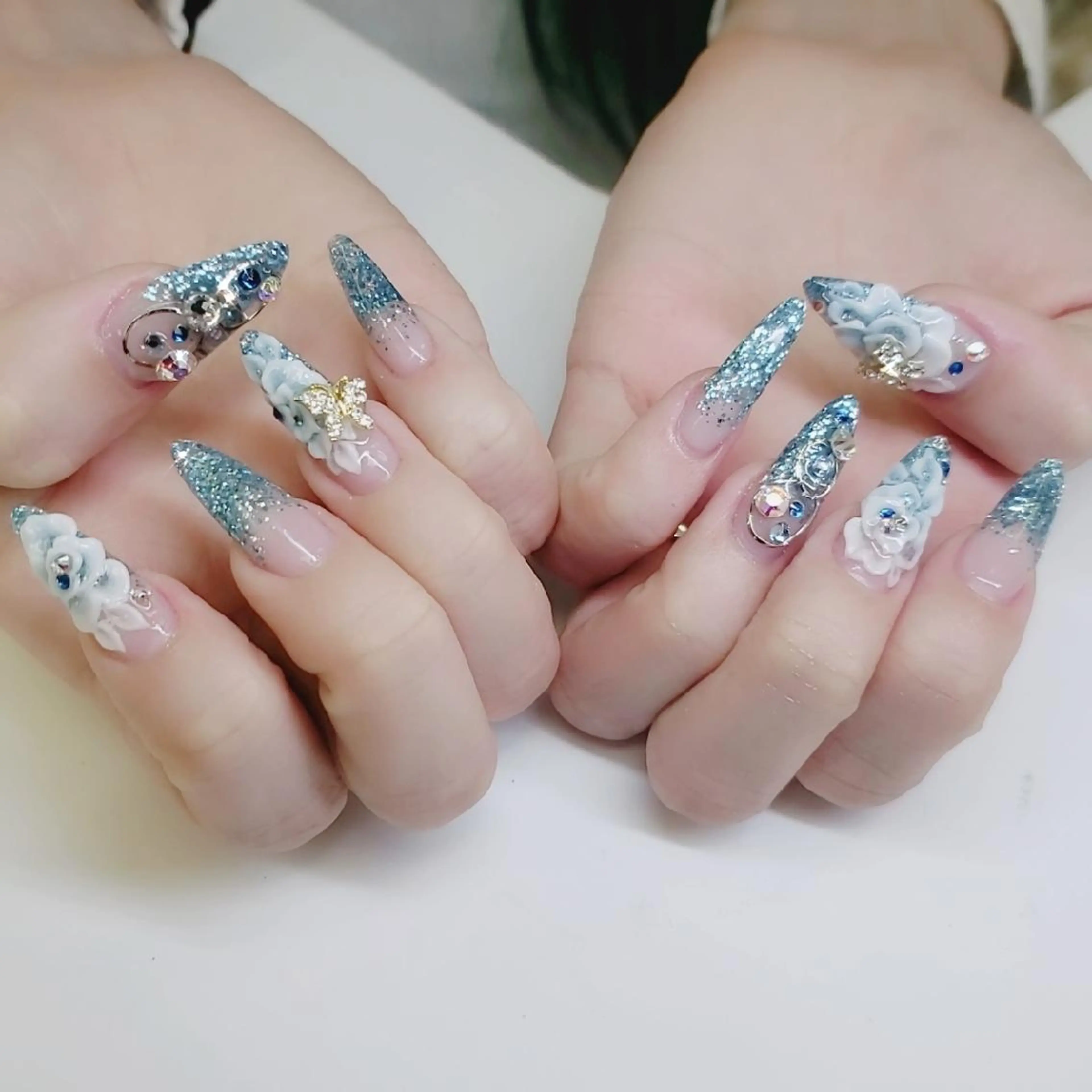 ネイル 成人式 ストーンネイル ハンドネイル クロキ 。のネイルデザイン