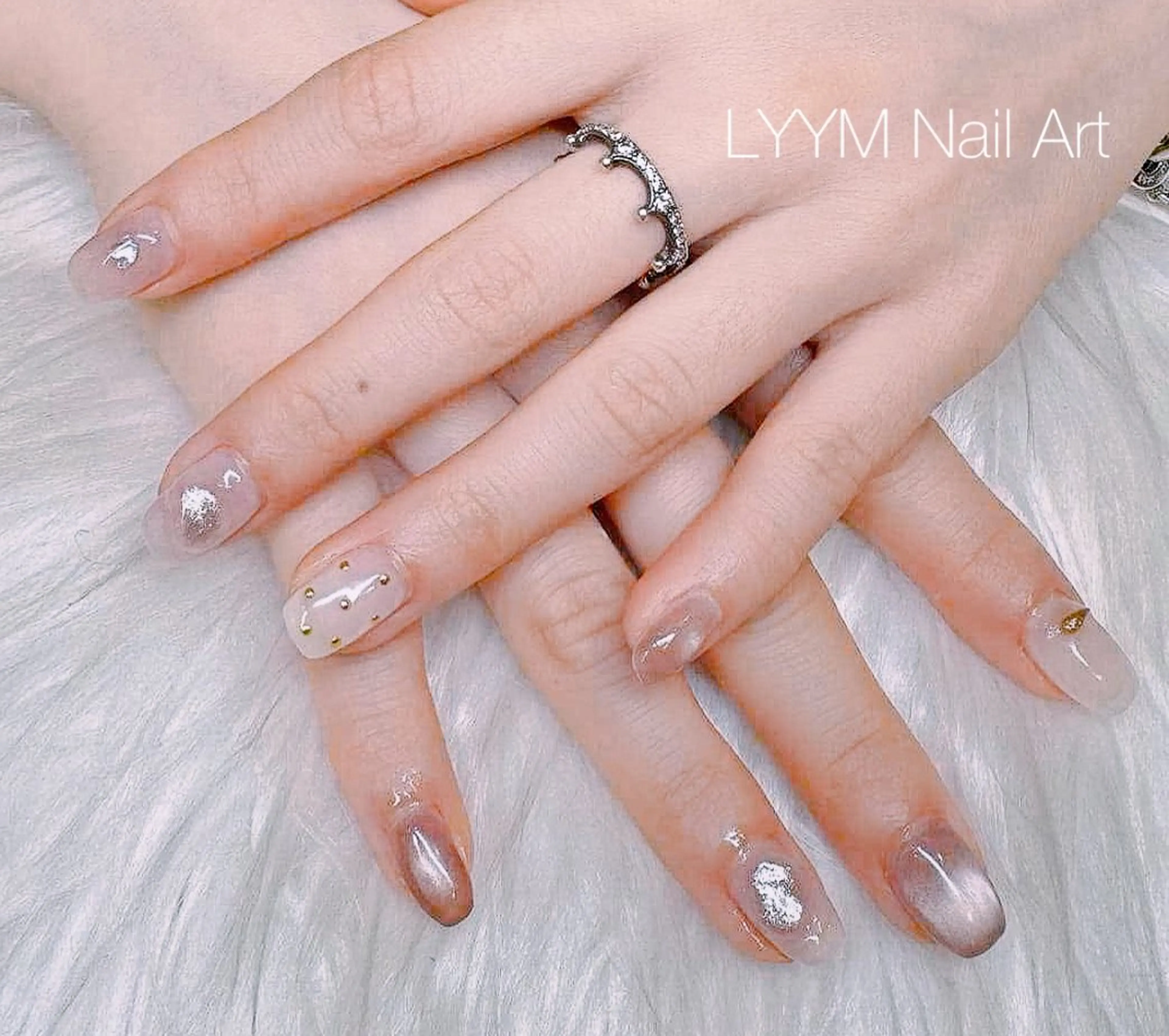 ネイル アートネイル マグネットネイル ワンカラーネイル シンプルネイル ストーンネイル ハンドネイル LYYM Salonのネイルデザイン