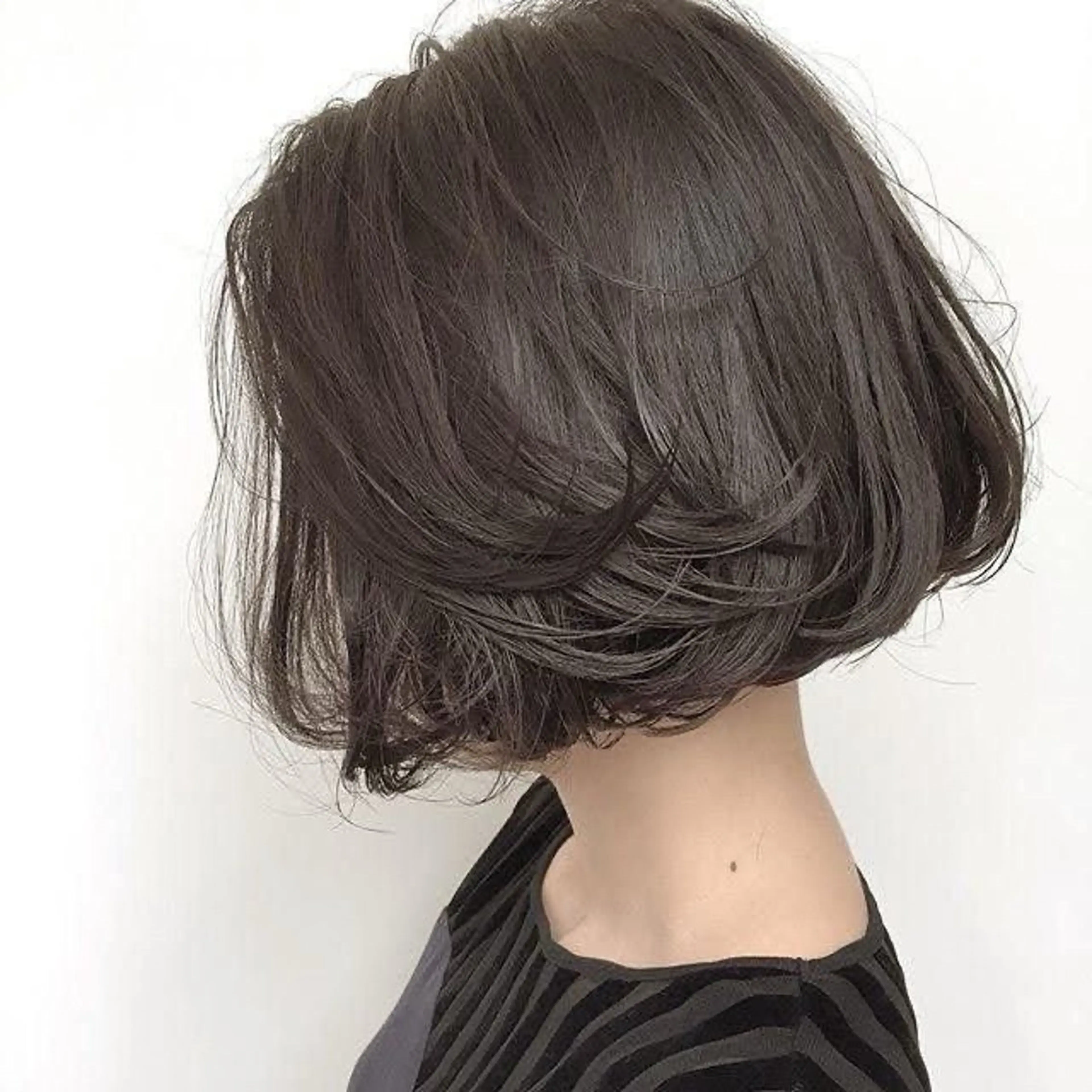 ミディアム カラー パーマ ミディアムパーマ ボブ ストレートパーマ 森山 陽菜のヘアスタイル