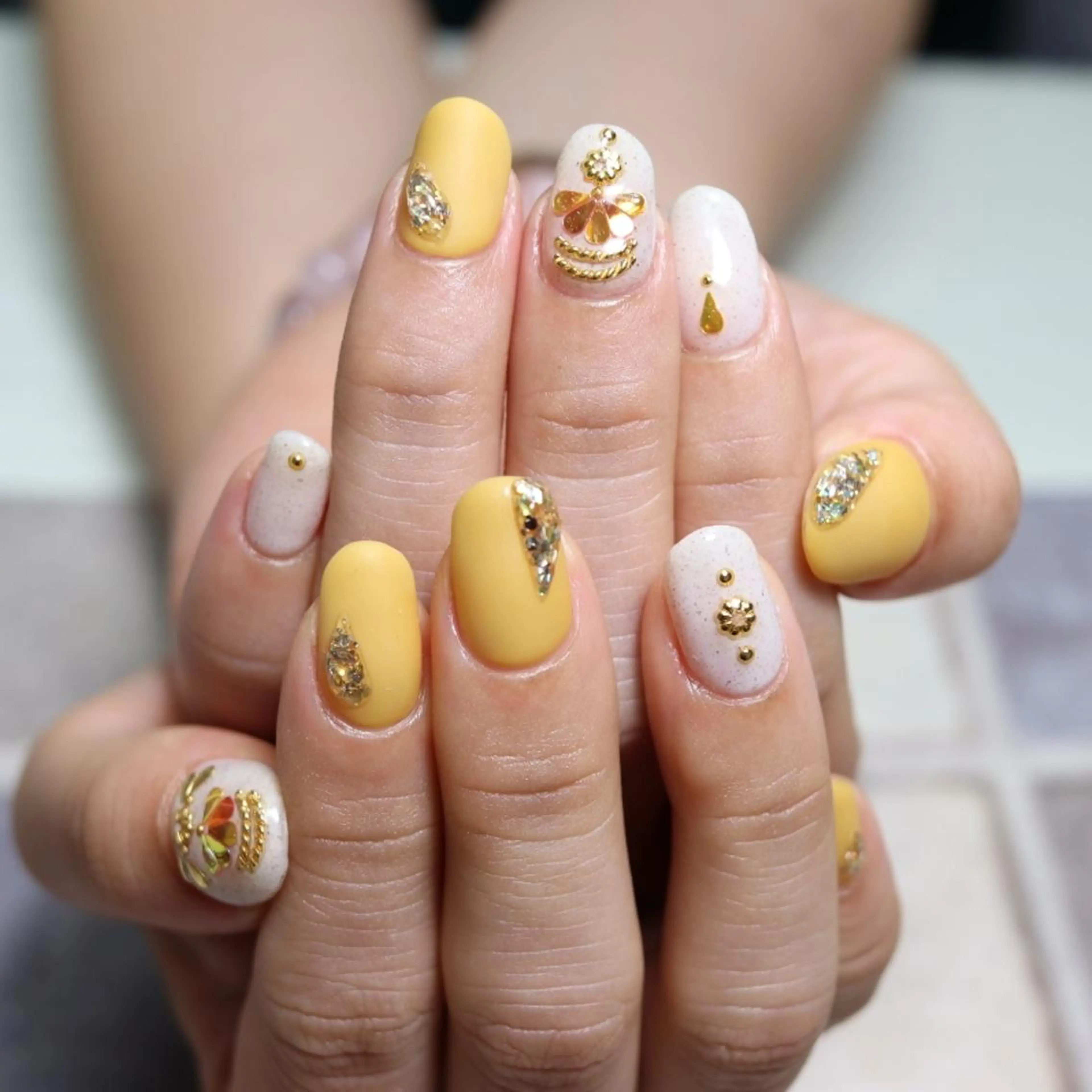 ネイル キラキラネイル ラメ(グリッター) マットネイル 黄色 esplendor  エスプレンドル所属・esplendor  エスプレンドルのネイルデザイン