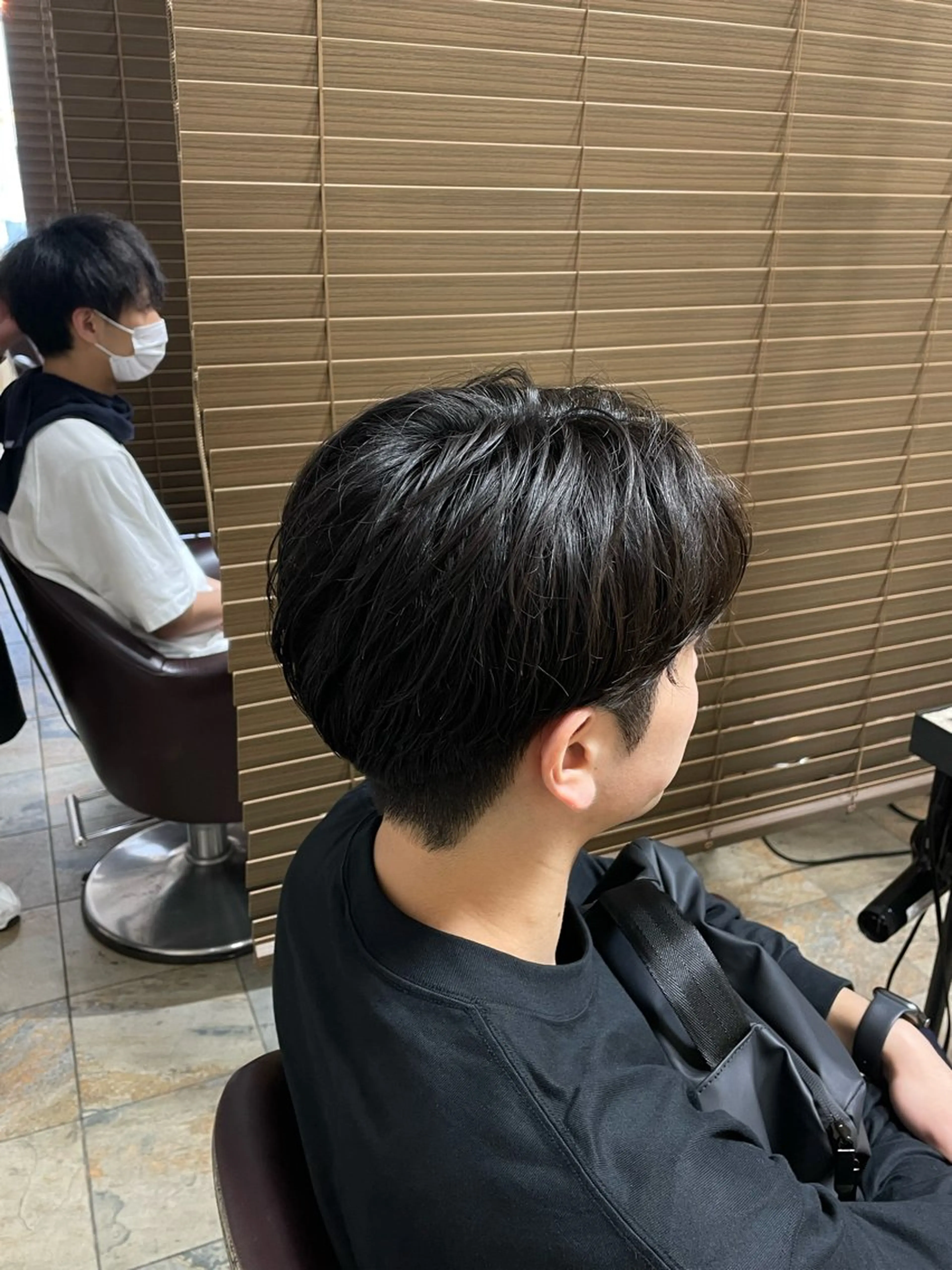 ショート パーマ メンズ センターパート メンズパーマ 刈り上げ ニュアンスパーマ 榎戸 怜真のヘアスタイル