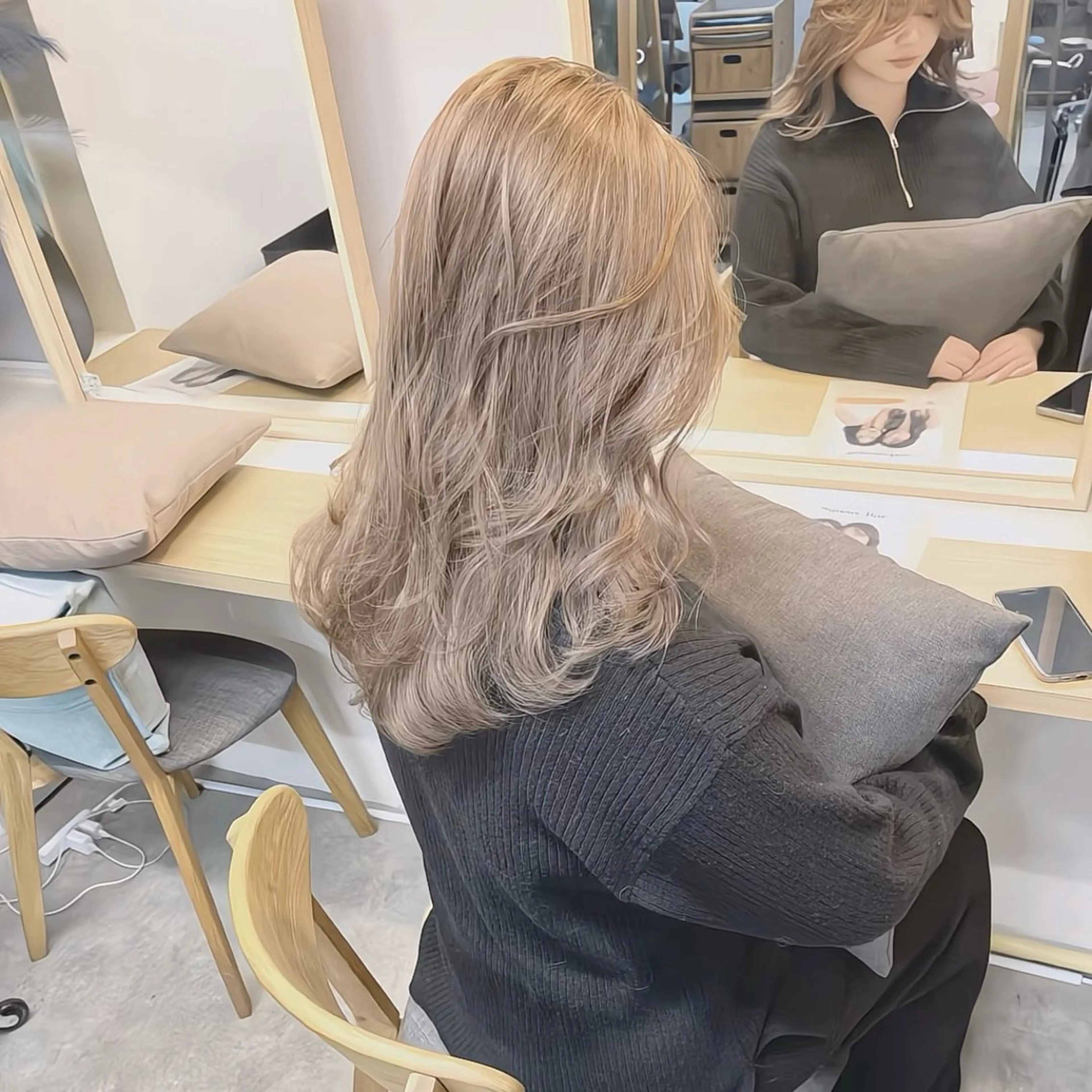 セミロング カラー ベージュカラー ミルクティーベージュ レイヤーカット ヘアカラー トリートメント sia所属・縮毛矯正🪞 髪質改善特化谷名勇輝のヘアスタイル