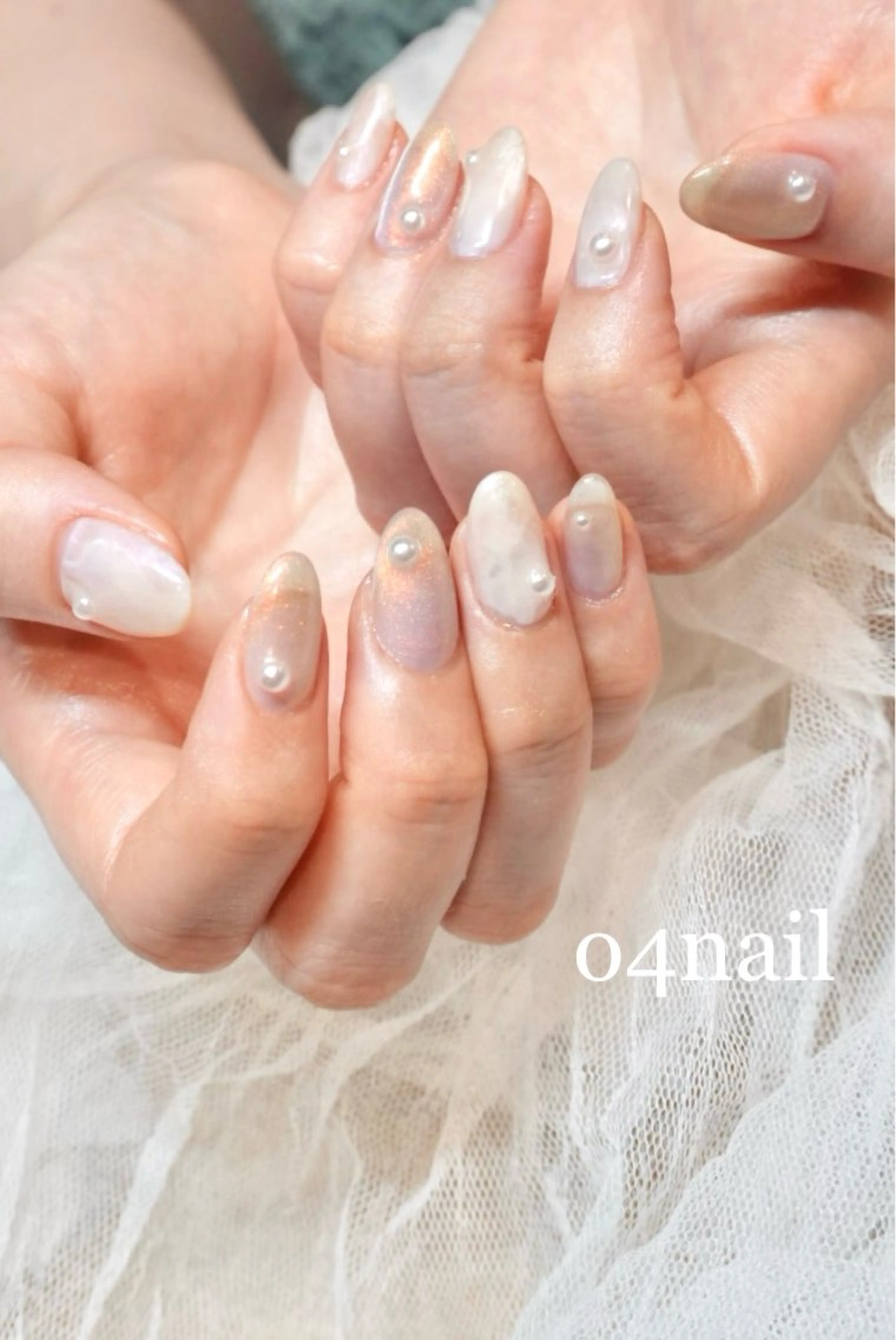 ネイル オーロラネイル マグネットネイル ホワイト ハンドネイル my place+s所属・o4nail___ ARISAのネイルデザイン