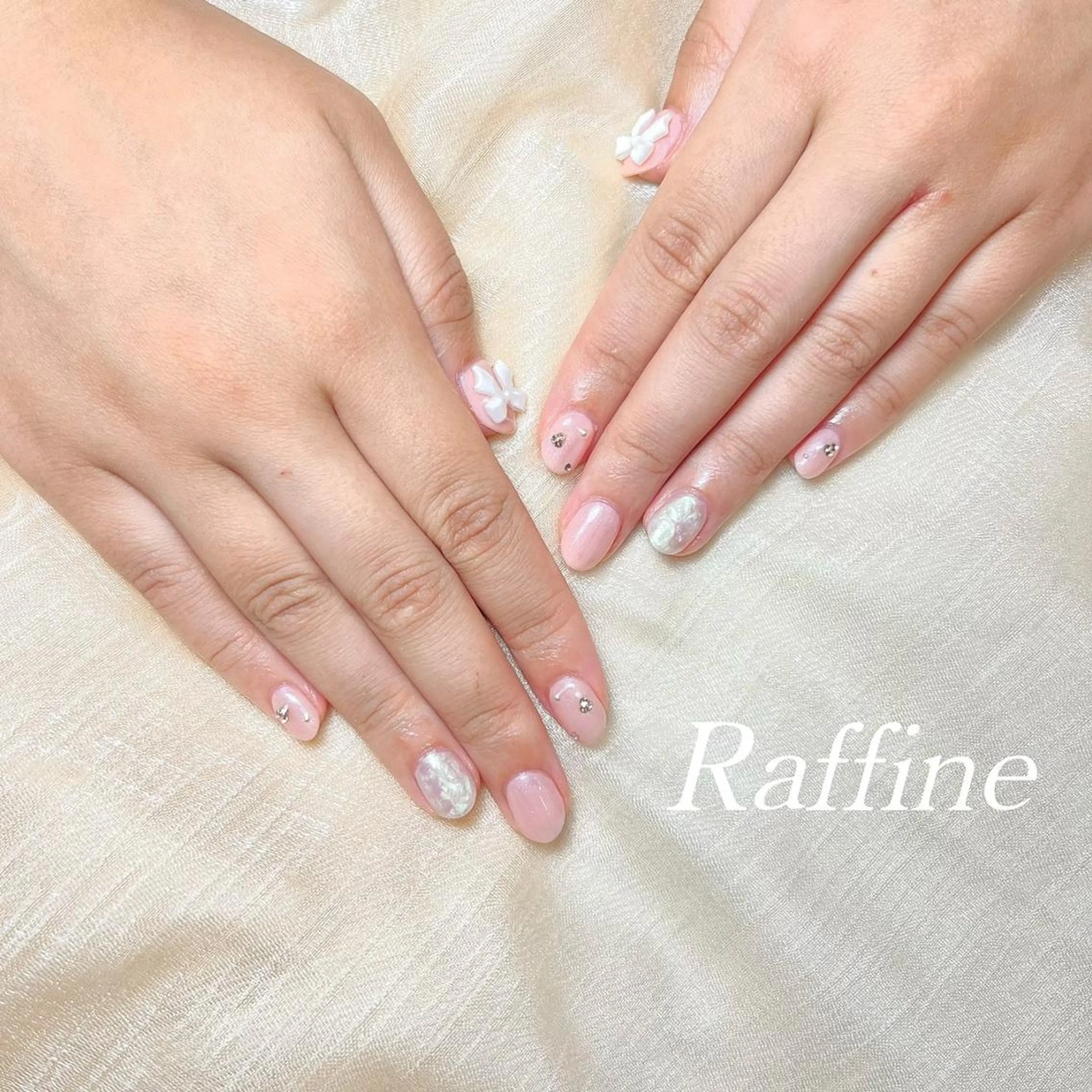 ネイル ハンドネイル RAFFINE 月🦋🩵のネイルデザイン