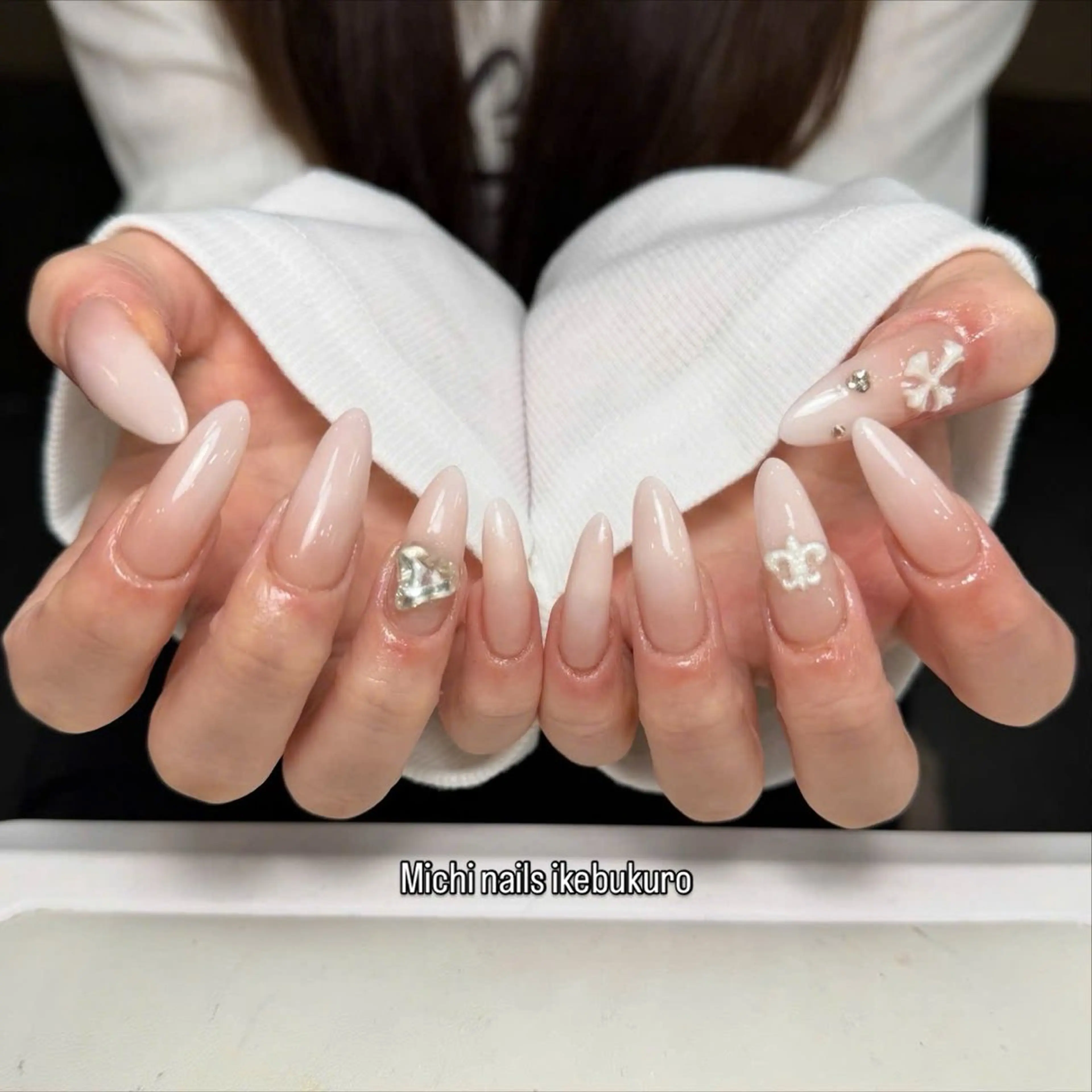 ネイル オーロラネイル 長さ出し フラッシュネイル フレンチネイル ジェルネイル Michi_Nails_Salon所属・Michi Nail Staffのネイルデザイン
