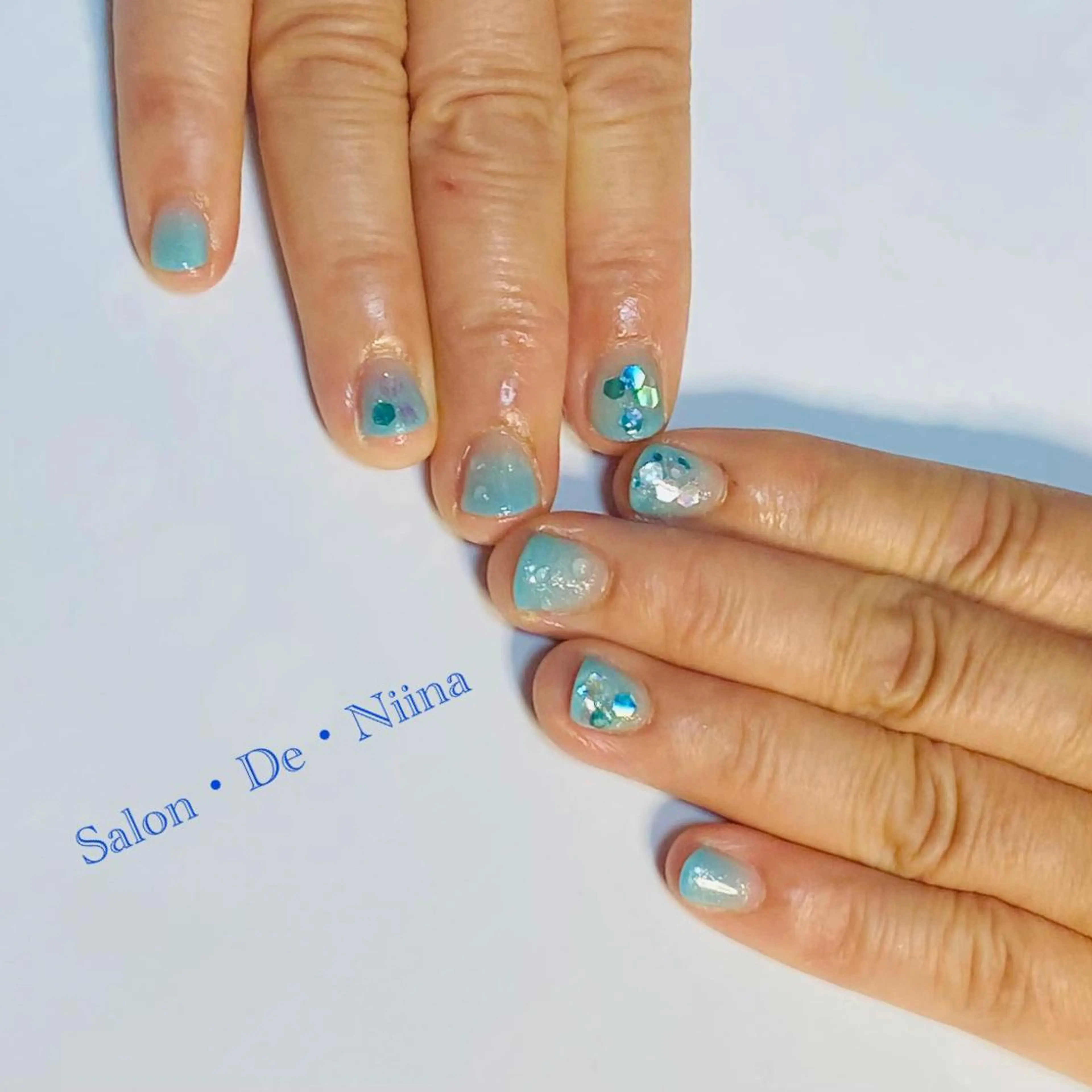 ネイル グラデーション ショートネイル Salon•de•Niina所属・ボディビルダーSal on.DeNiinaのネイルデザイン