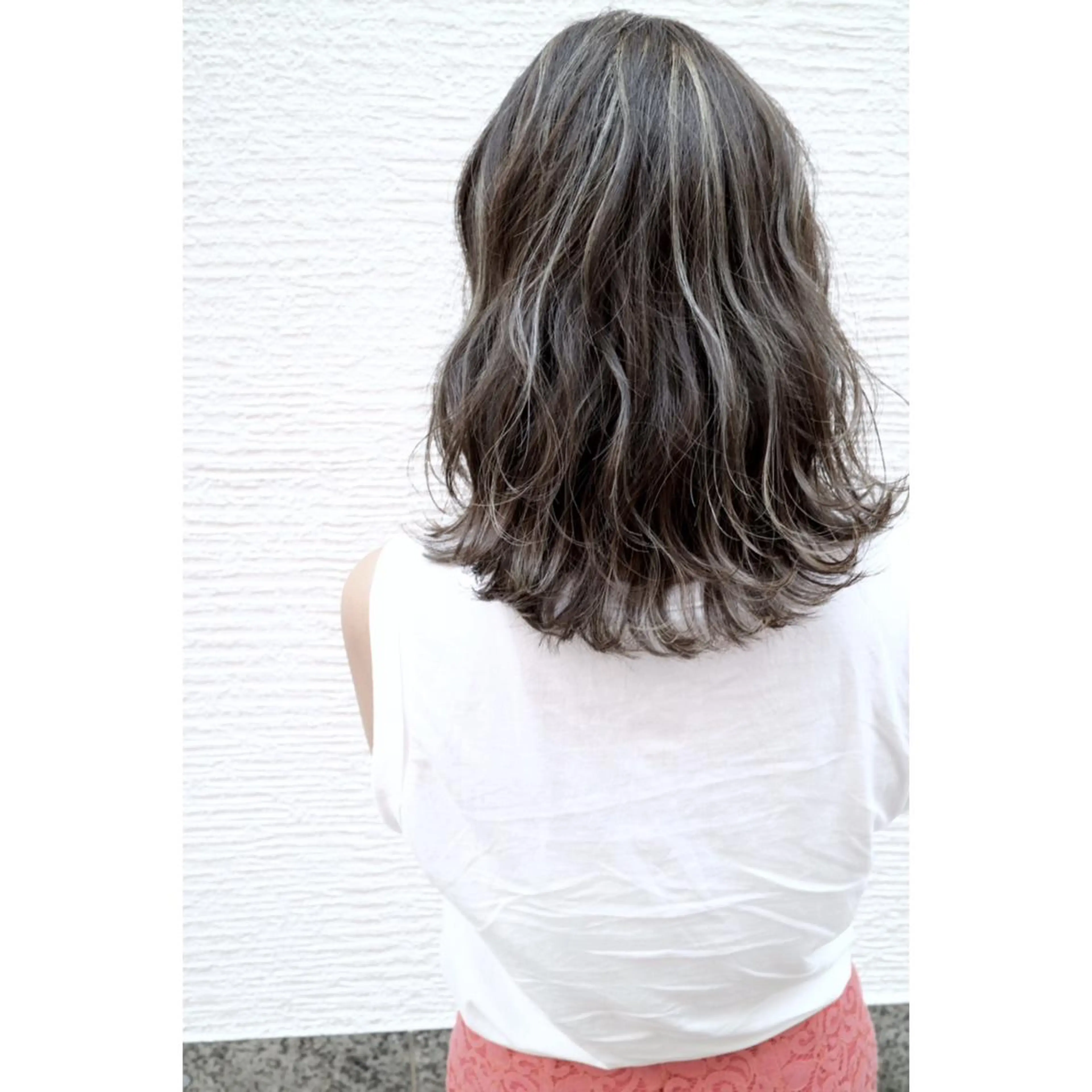 ミディアム カラー グレージュ ハイライトカラー イルミナカラー ハイライト OFF YUYAのヘアスタイル