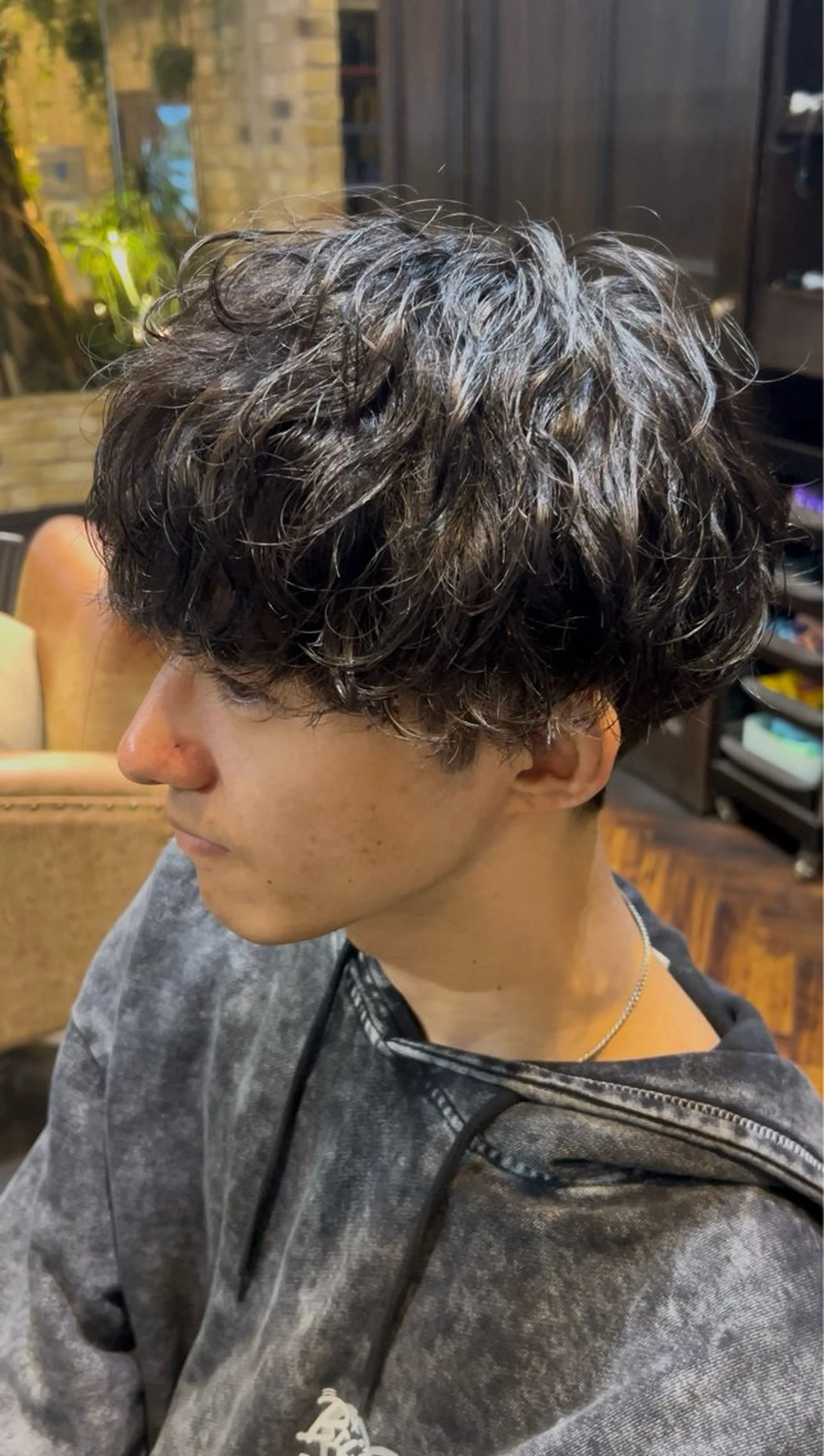 ショート パーマ カット パーマ モナン新宿所属・曲がる縮毛 メンズ 毛流れ 佐々木 優のヘアスタイル