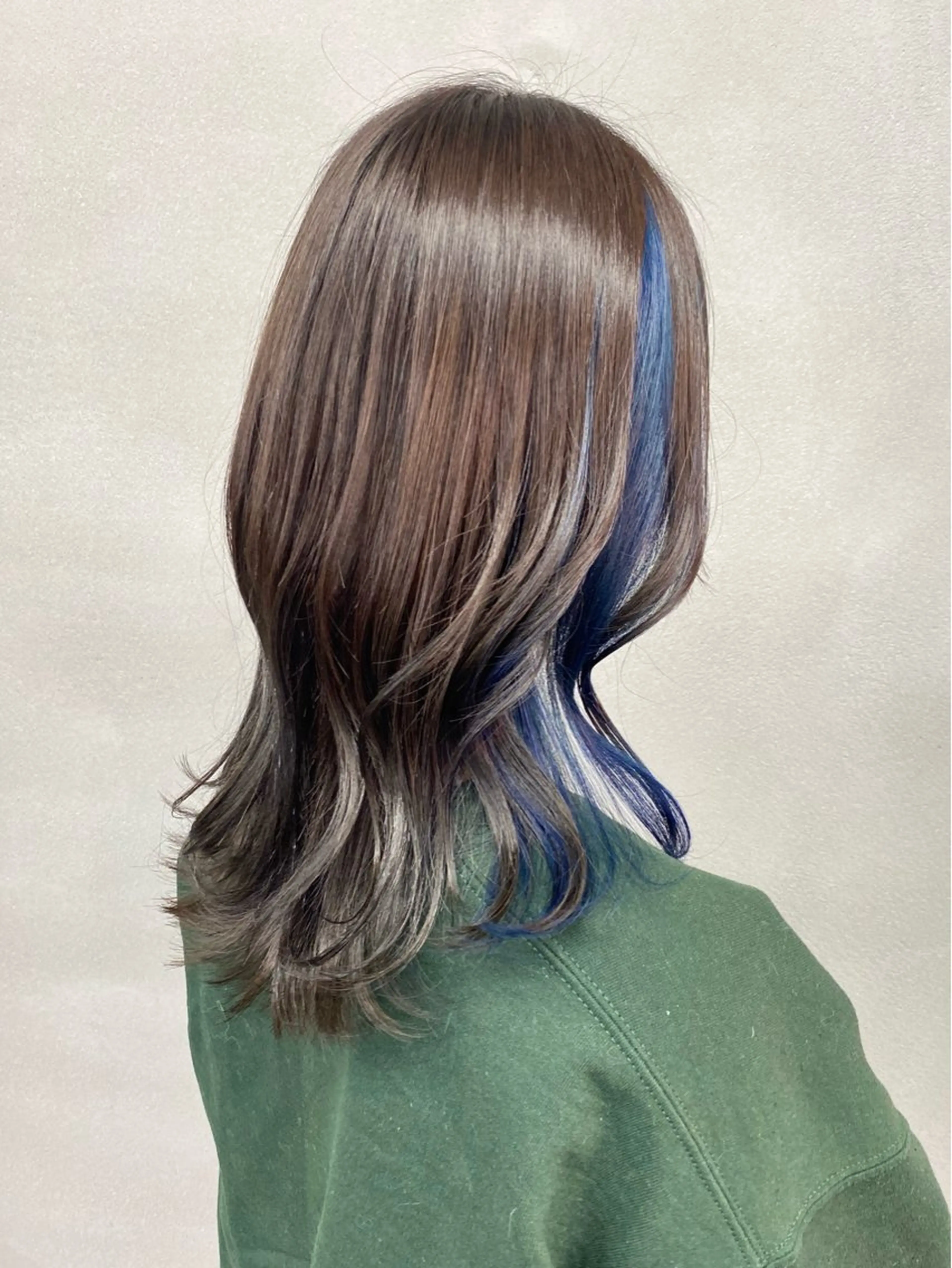 セミロング カラー ブリーチ ブルーカラー 透明感カラー デザインカラー イヤリングカラー カット ヘアカラー 柏 デザインカラー/ レイヤー🐣シオリのヘアスタイル