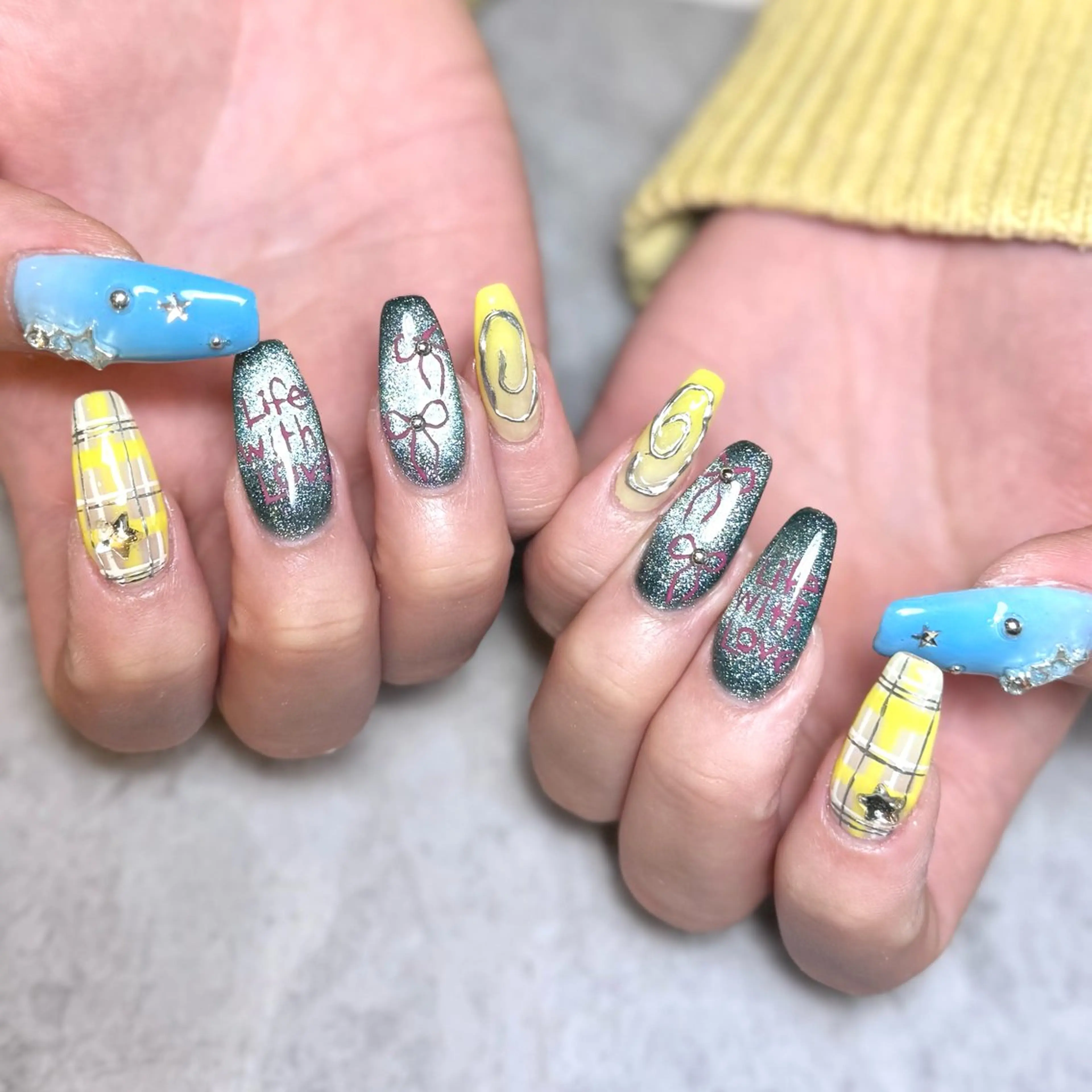 ネイル キラキラネイル マグネットネイル リボン シルバー 冬ネイル ハンドネイル Nail Salon Lillion【リリオン】所属・lillion karenのネイルデザイン
