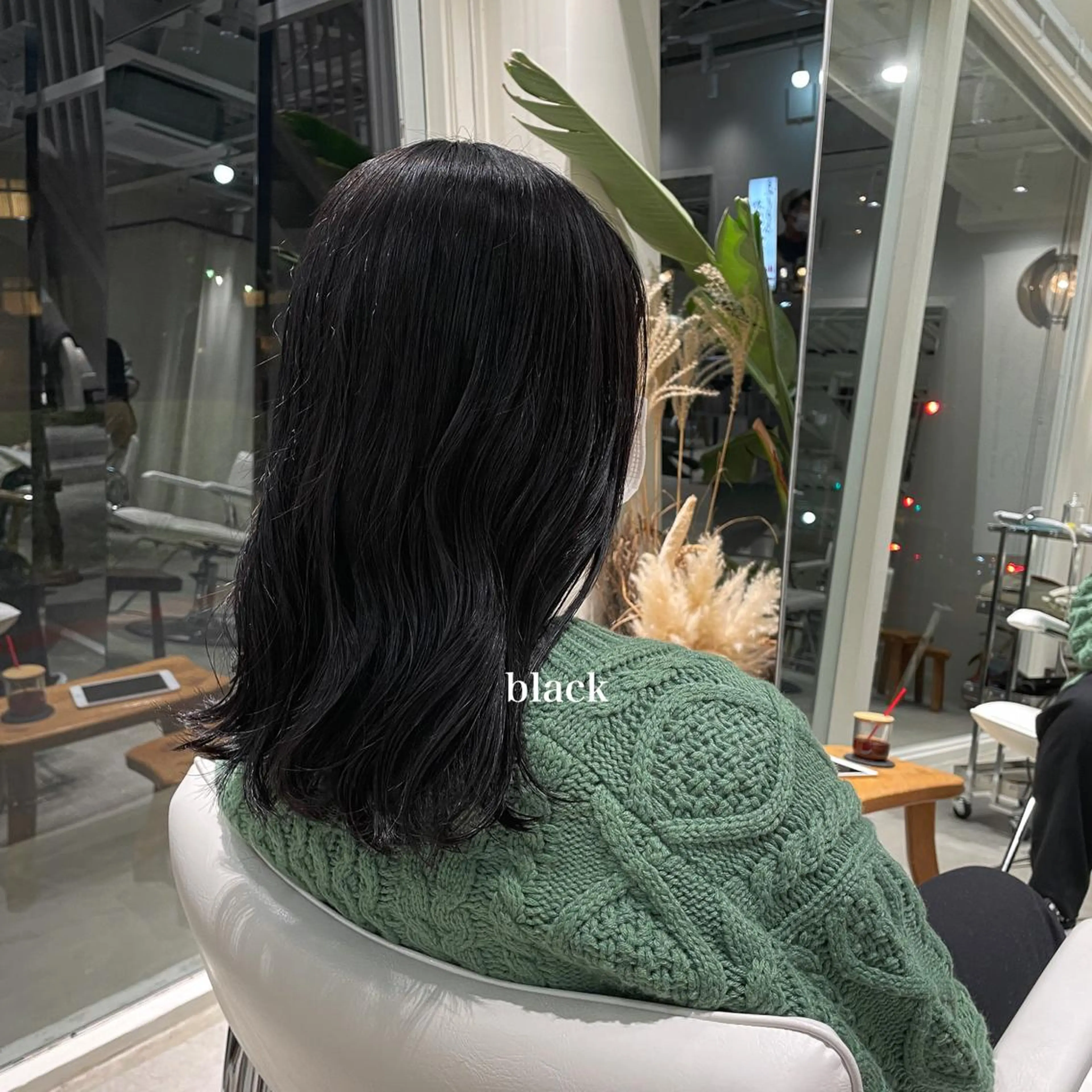 ロング カラー 峯崎 葵のヘアスタイル