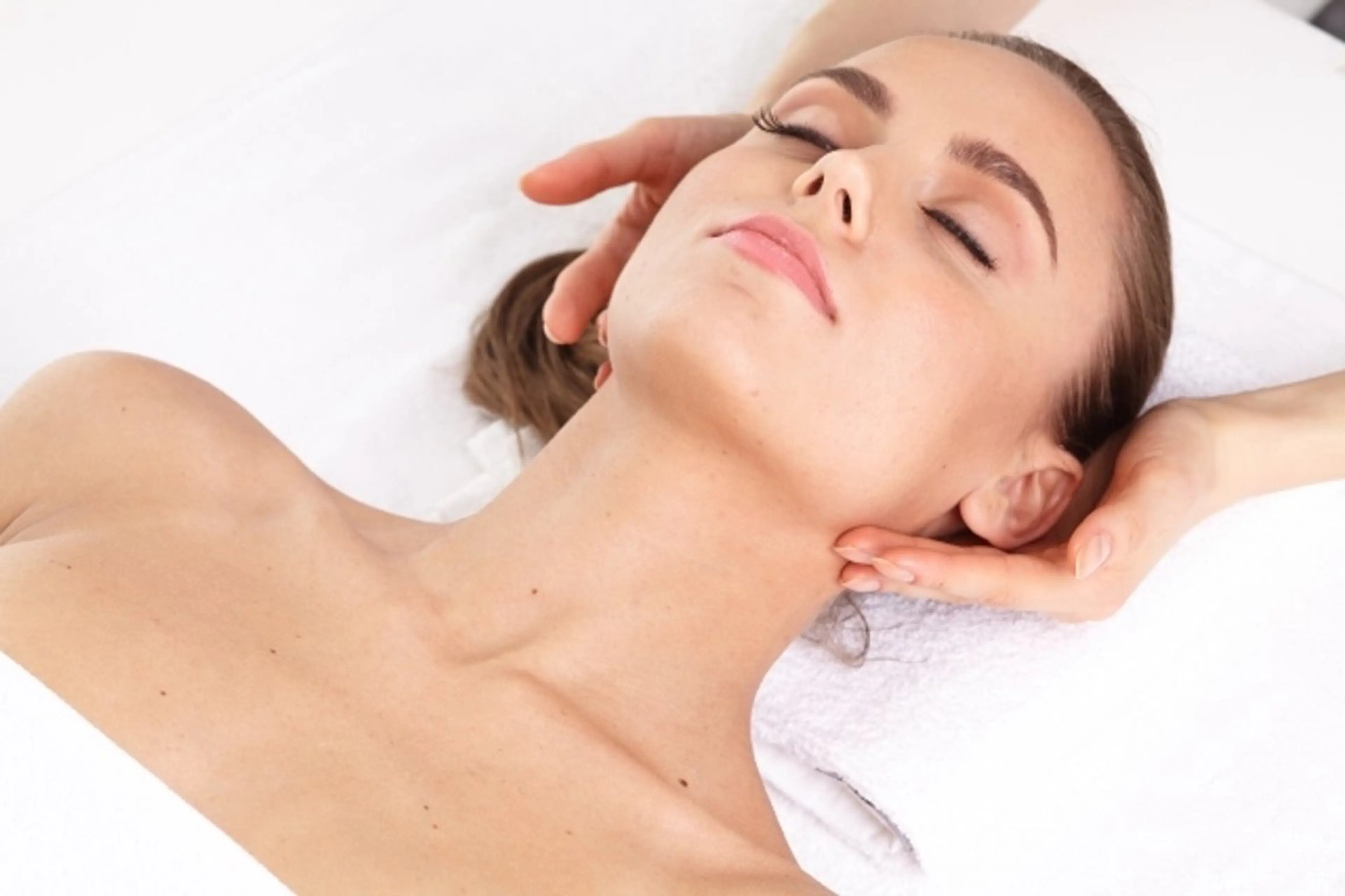 ヒト幹細胞フェイシャル“首・肩・顔・頭皮”90分 《たるみ、しわ、リフトアップ、小顔etc.》の写真