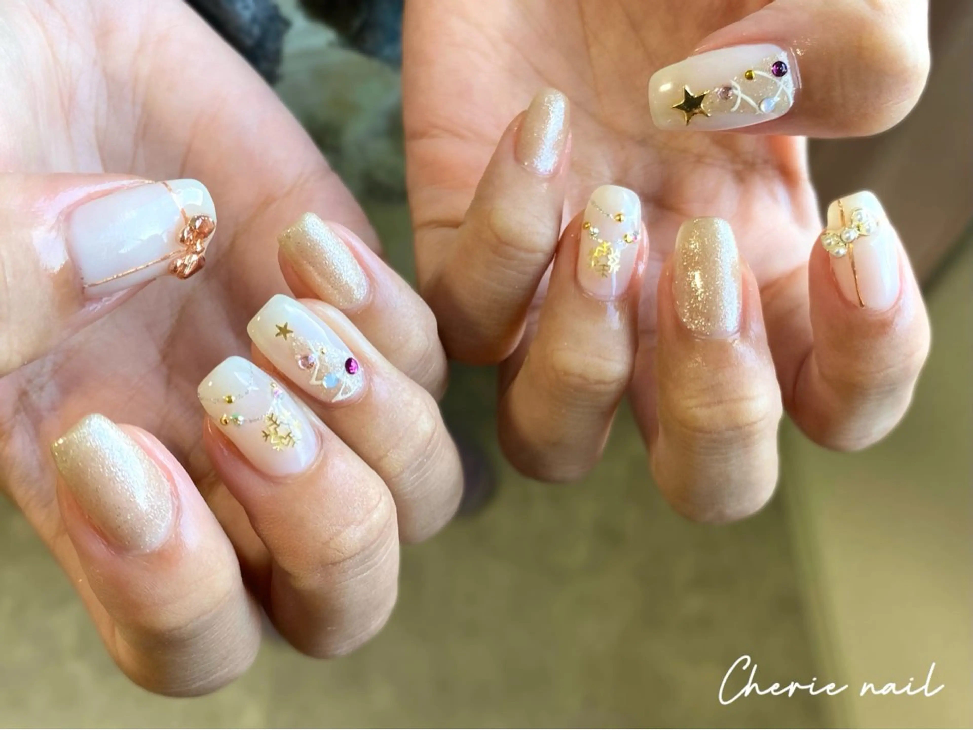 ネイル ジェルネイル ラメ(グリッター) ホワイト 冬ネイル クリスマス ハンドネイル Cherienail yunaのネイルデザイン