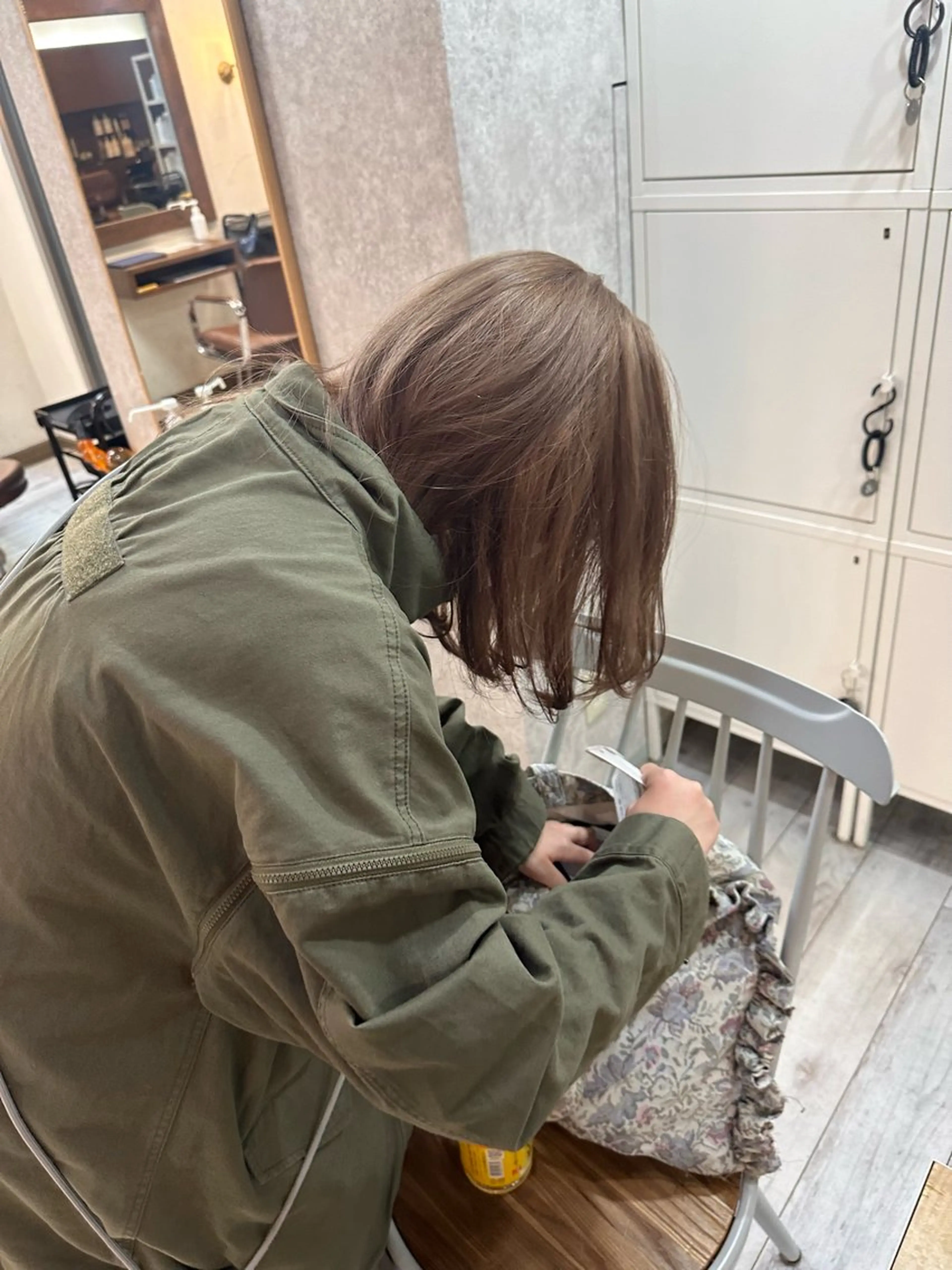 セミロング カラー ベージュカラー ブリーチ ミルクティーベージュ カット ヘアカラー トリートメント 高橋 みく/ minim 暖色のヘアスタイル