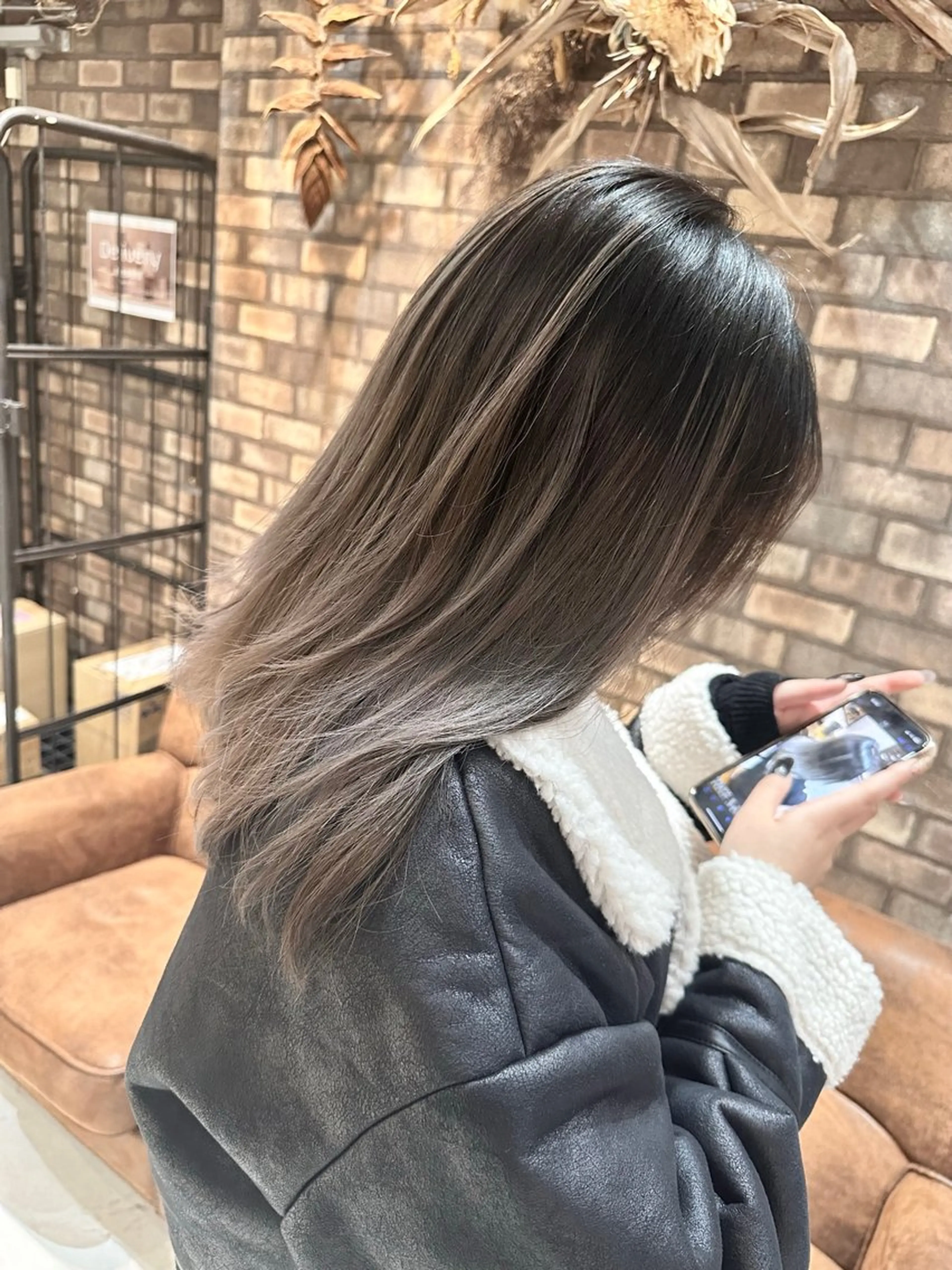 セミロング レイヤーカット 🔷ブリーチバレイヤ ージュ🔷飯野達也のヘアスタイル