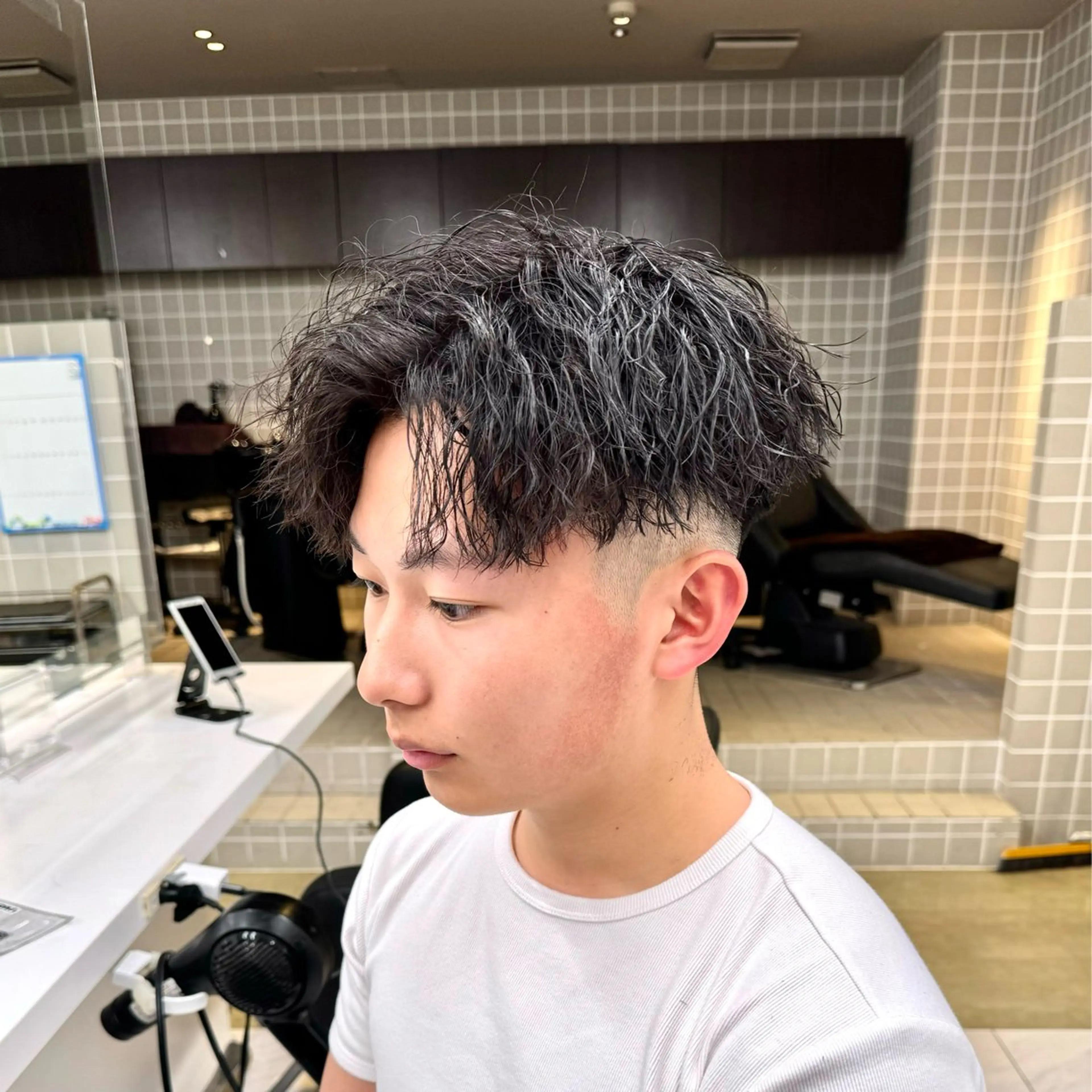 ミディアム パーマ ヘアアレンジ メンズ ミディアムパーマ メンズパーマ 顔まわりカット の達人のヘアスタイル