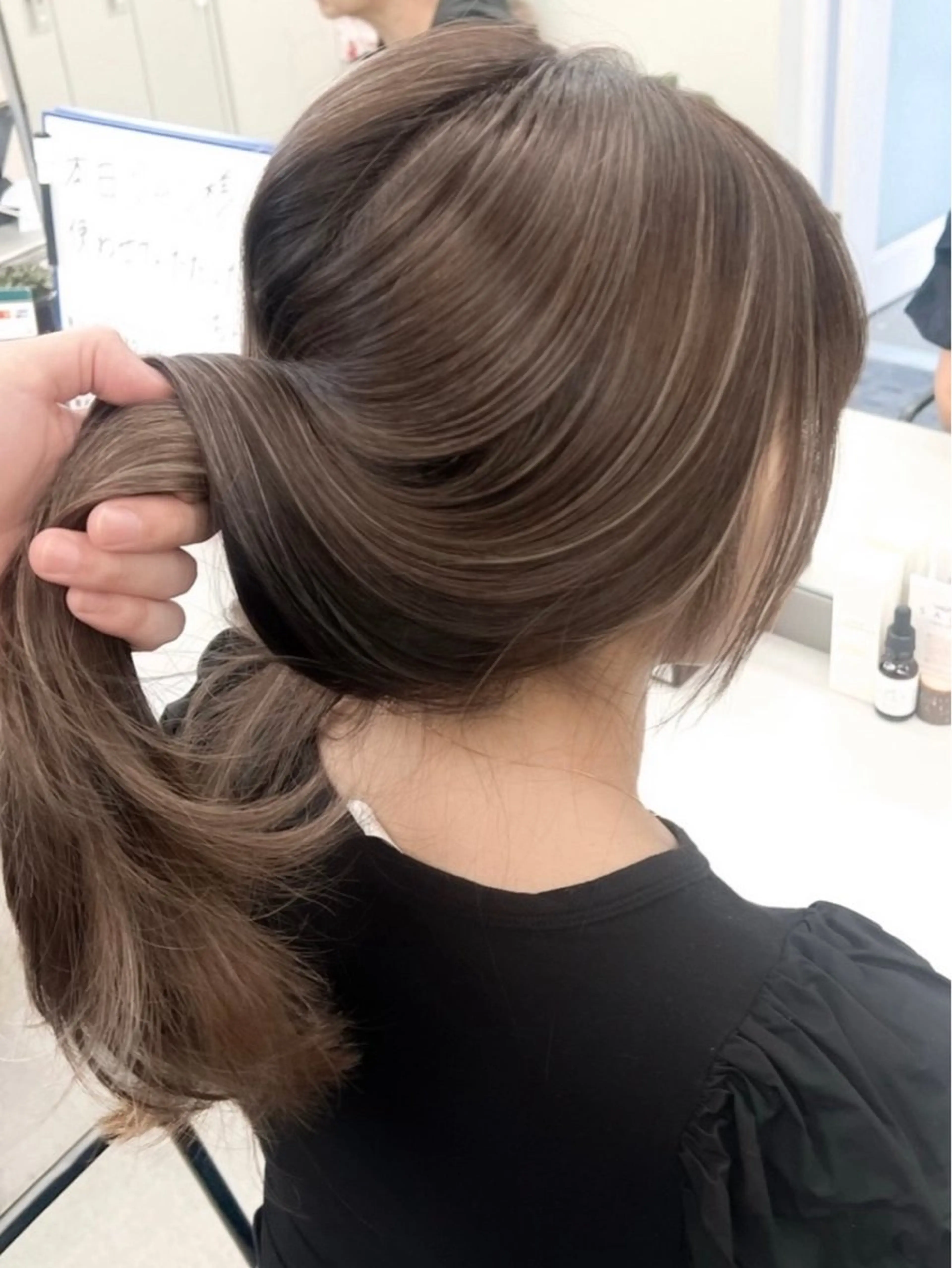 ミディアム ショートボブ ボブ ハイライト 髪質改善 レイヤーカット 市毛 結菜のヘアスタイル