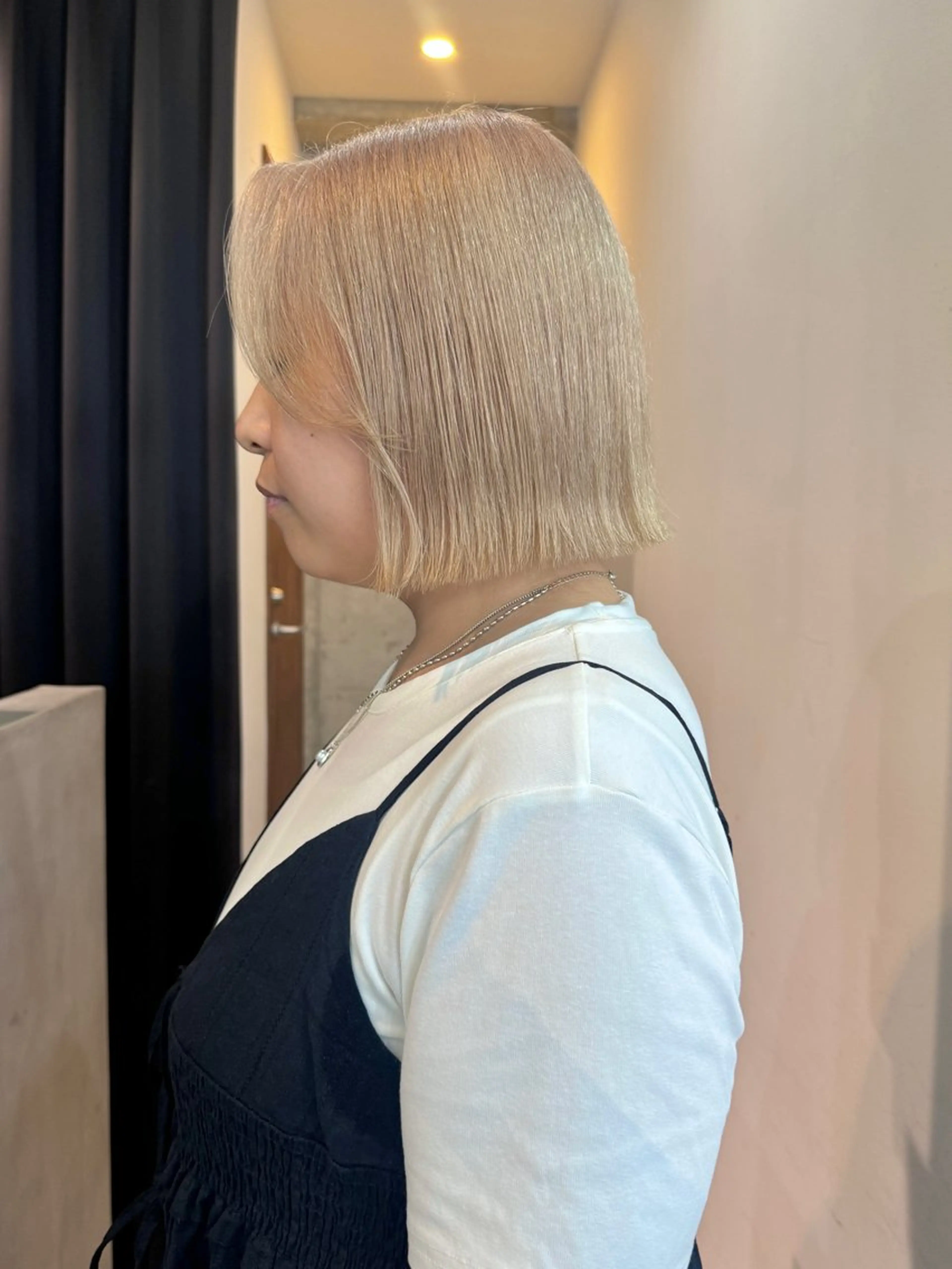 ショート カラー ベージュカラー ホワイトベージュ ヘアカラー トリートメント 切りっぱなしボブ/ ブリーチカラー/大塚のヘアスタイル